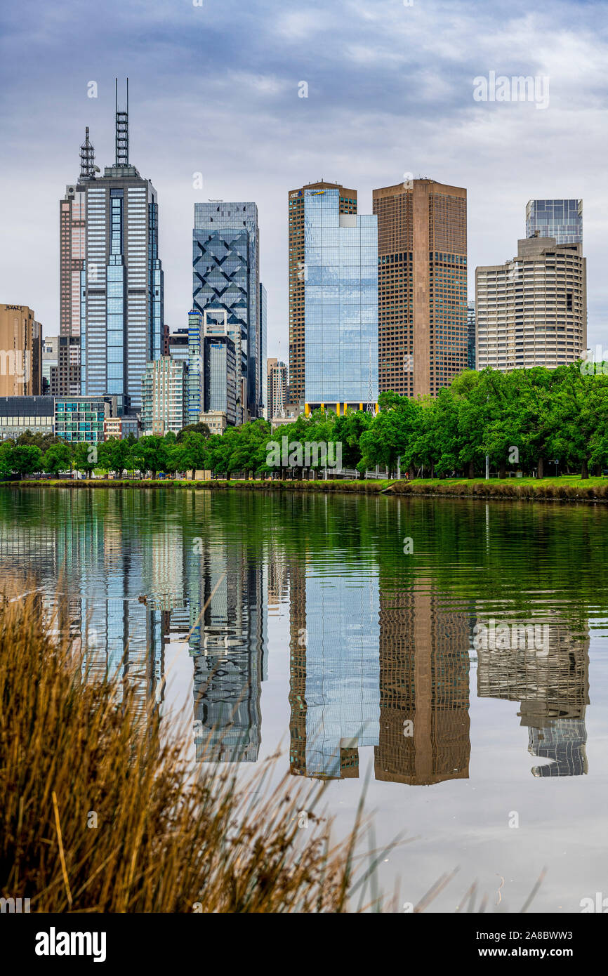 Un ciel couvert et orageux typique journée Melbourne, avec la rivière Yarra et les toits de la ville reflète dans l'eau. Banque D'Images