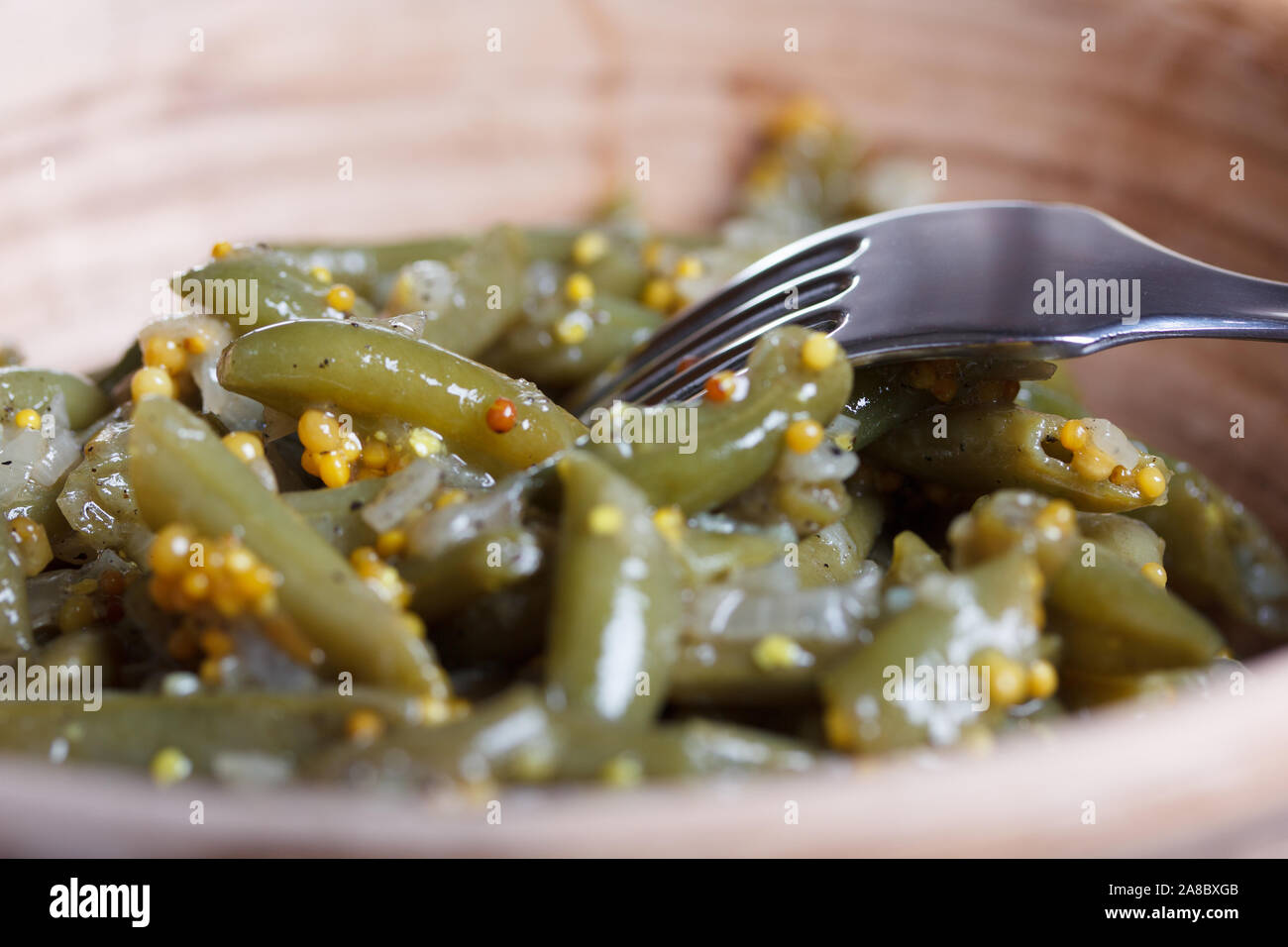 Haricots verts cuits avec des oignons frits, de l'ail et la moutarde Banque D'Images