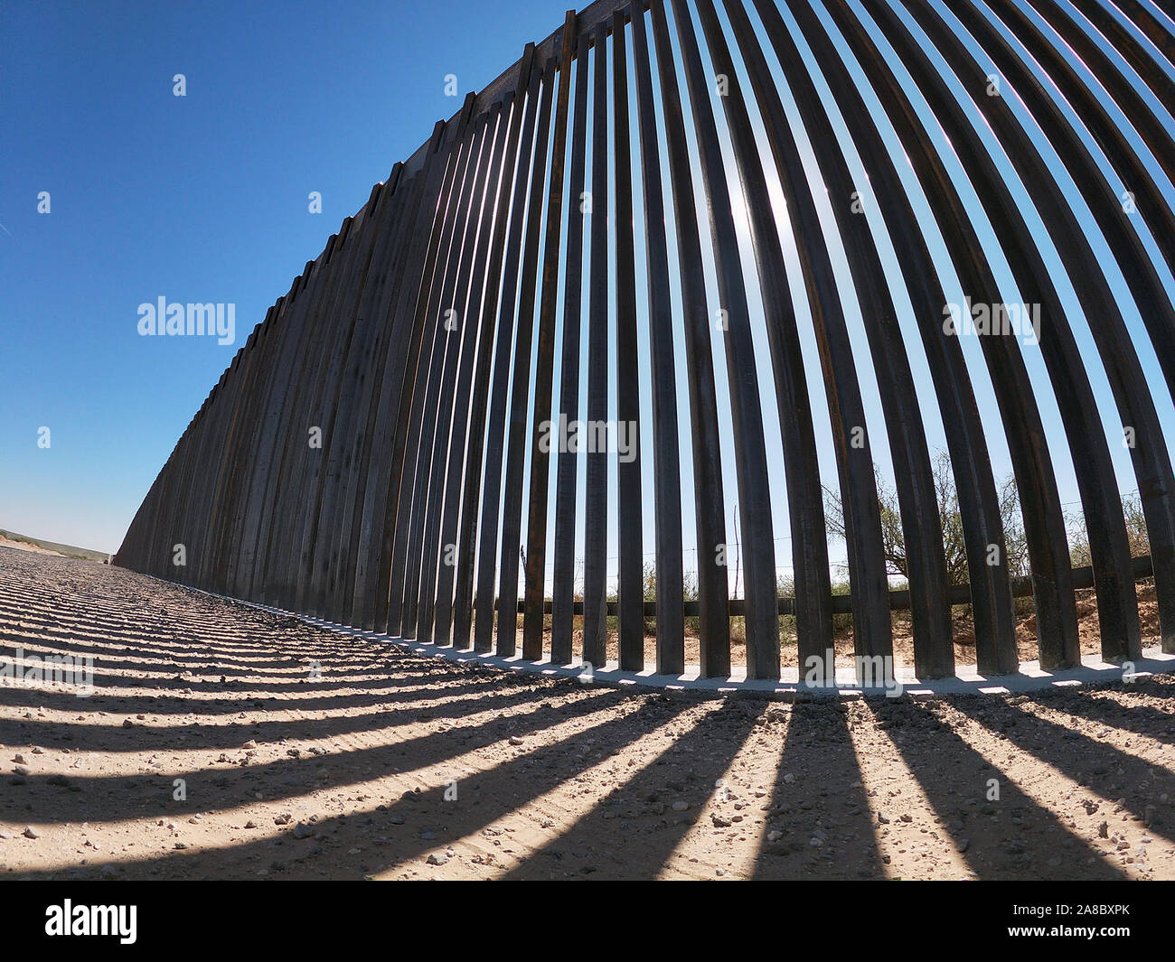 U.S. Army Corps of Engineers Barrière Groupe de travail sous-traitants ont installé des panneaux en acier barrière bollard à différents sites du projet le long de la frontière sud près de Columbus, N.M., 29 octobre, 2019 en préparation de pose du béton. L'USACE est l'orientation et de la supervision du Ministère de la Défense (DoD)-financé la construction de projets Système de barrière le long de la frontière sud-ouest. Ces projets sont exécutés par l'USACE, comme dirigé par l'Armée américaine par le Secrétaire de la Défense, en réponse au Ministère de la sécurité intérieure demande d'assistance pour aider à assurer la United States souther Banque D'Images