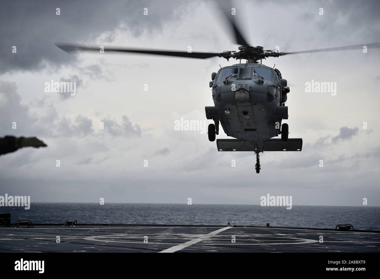 191106-N-comme la mer Tyrrhénienne200-0790 (nov. 6, 2019) Un hélicoptère MH-60 Sea Hawk, attaché à la "Dragon" les baleines de la mer de l'Escadron d'hélicoptères de combat (HSC) terres 28 sur le pont de vol Le Blue Ridge-class et de contrôle, le USS Mount Whitney (LCC 20) en traversant la mer Tyrrhénienne, le 6 novembre 2019. Mount Whitney est la sixième flotte américaine, homeported phare à Gaeta, Italie et fonctionne avec un équipage de marins américains de transport maritime militaire et civil service commande marins. (U.S. Photo par marine Spécialiste de la communication de masse de la classe de 3ème a appelé Verbis/libérés) Banque D'Images