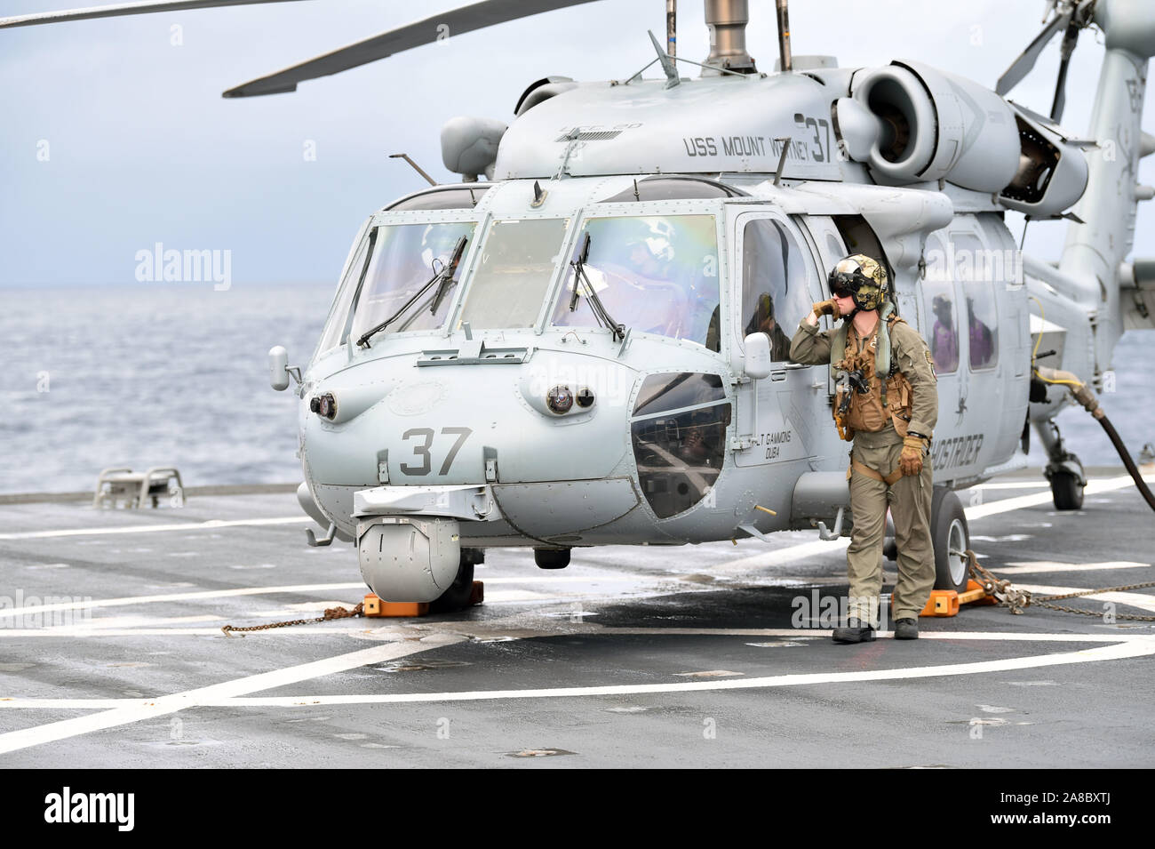 191106-N-comme la mer Tyrrhénienne200-0814 (nov. 6, 2019) l'équipage de l'hélicoptère MH-60 Sea Hawk, attaché à la "Dragon" les baleines de la mer de l'Escadron d'hélicoptères de combat (HSC) 28 préparer à entreprendre le Blue Ridge-class et de contrôle, le USS Mount Whitney (LCC 20) en traversant la mer Tyrrhénienne, le 6 novembre 2019. Mount Whitney est la sixième flotte américaine, homeported phare à Gaeta, Italie et fonctionne avec un équipage de marins américains de transport maritime militaire et civil service commande marins. (U.S. Photo par marine Spécialiste de la communication de masse de la classe de 3ème a appelé Verbis/libérés) Banque D'Images