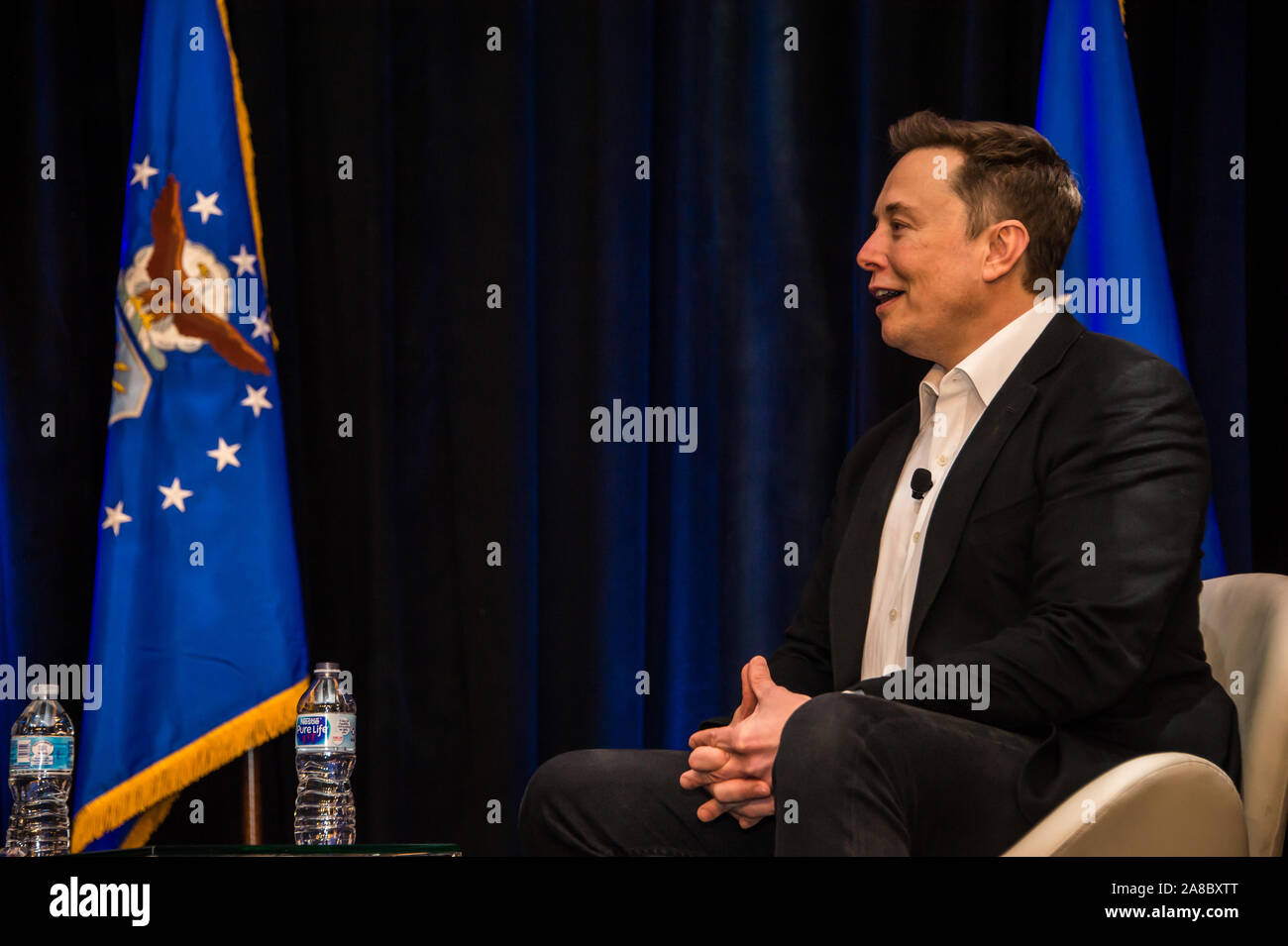 Elon Musk SpaceX, ingénieur en chef, a participé à une discussion informelle avec le Lieutenant-général John Thompson, de l'espace et systèmes de missiles commandant Centre et le programme de la direction de l'espace, en face de l'Armée de l'air de pas l'espace public de jour, le 5 novembre 2019, San Francisco, Californie Air Force Space ton jour est un événement de deux jours organisé par l'US Air Force pour démontrer la volonté et la capacité de travailler avec des non-traditionnels des start-up. (U.S. Air Force photo par Van De ha) Banque D'Images