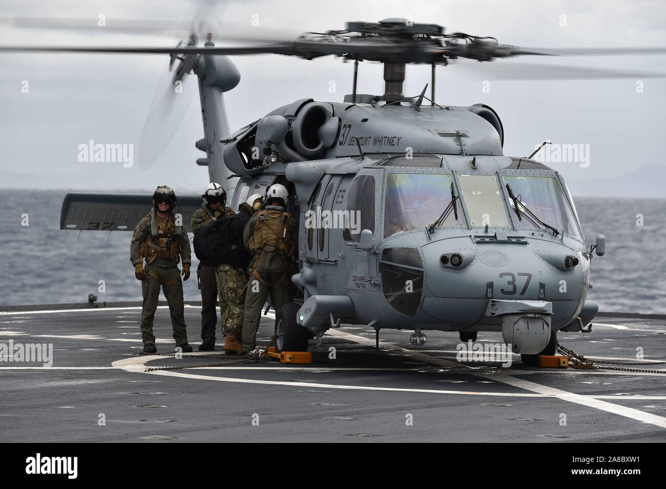 191106-N-comme la mer Tyrrhénienne200-0758 (nov. 6, 2019) Un hélicoptère MH-60 Sea Hawk, attaché à la "Dragon" les baleines de la mer de l'Escadron d'hélicoptères de combat (HSC) 28 se prépare à quitter le Blue Ridge-class et de contrôle, le USS Mount Whitney (LCC 20) en traversant la mer Tyrrhénienne, le 6 novembre 2019. Mount Whitney est la sixième flotte américaine, homeported phare à Gaeta, Italie et fonctionne avec un équipage de marins américains de transport maritime militaire et civil service commande marins. (U.S. Photo par marine Spécialiste de la communication de masse de la classe de 3ème a appelé Verbis/libérés) Banque D'Images