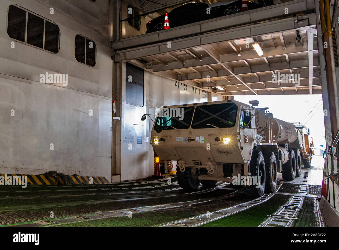 Un véhicule de l'Armée américaine à l'intérieur de l'ARC, à l'intégrité du navire cargo Naval Station (NAVSTA) Rota, Espagne, Nov 3, 2019. Le 21e Commandement de soutien de théâtre, 598e Brigade des transports, 839th bataillon de transport de la nation hôte et coordonnées partenaires opérations portuaires pour assurer le succès de l'ACR 1AD redéploiement vers les États-Unis. NAVSTA Rota soutient Naval Forces Europe Afrique Amérique Centrale (EURAFCENT) et la 6ème flotte priorités stratégiques en fournissant des services d'aérodrome et les installations portuaires, la sécurité, la protection de la force, le soutien logistique, administratif et les services d'urgence à toutes les forces des États-Unis et de l'OTAN Banque D'Images