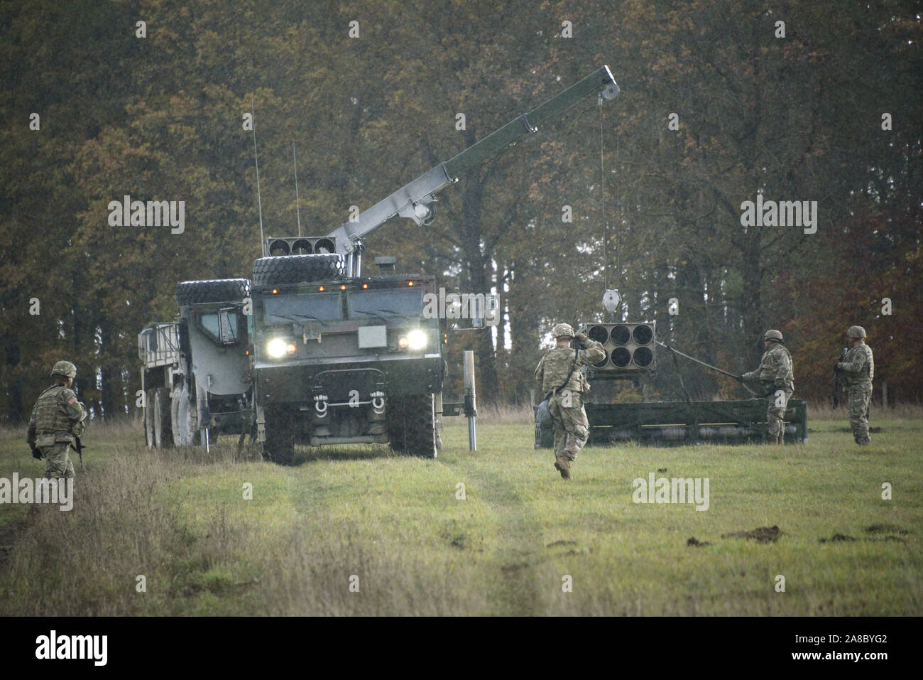 Des soldats américains, attribué à 1er Bataillon, 6e Régiment d'artillerie, 41e Brigade d'artillerie de campagne (FAB), décharger les lance-roquettes multiples M270 Lancement du système pendant le fonctionnement des contenants pod Forge Centaur à la 7e formation de l'Armée du commandement du Secteur d'entraînement de Grafenwoehr Grafenwoehr, Allemagne, le 6 novembre 2019. L'opération a pour but de former des soldats sur le terrain récemment de l'équipement. La 41e FAB continue à nous mener vers la pleine capacité opérationnelle en fournissant des feux de précision à longue portée dans le théâtre européen. (U.S. Photo de l'armée par Markus Rauchenberger) Banque D'Images