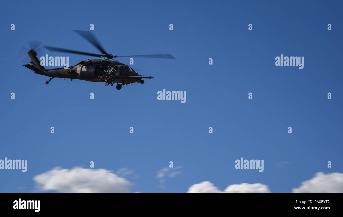 Un HH-60G Pave Hawk affecté à la 66e Escadron de sauvetage prend son envol au cours de l'effort à l'19-08 Bushwhacker Adaptive Base-Rescue avant dynamique à Fort Huachuca, en Arizona, le 4 novembre 2019. L'DFAB-R était un emplacement par satellite au cours de l'exercice où l'aile dynamique multi-fonctionnelle axée sur la mission exécutée aviateurs scénarios, tels que l'avant de la station d'antenne de formation et de contrôle du périmètre. (U.S. Photo de l'Armée de l'air par la Haute Airman Mya M. Crosby) Banque D'Images