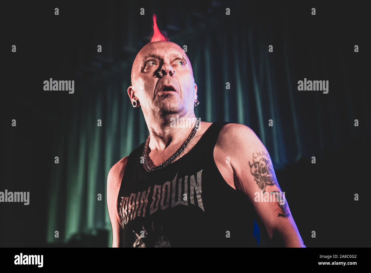 Caramagna Piemonte, Italie. 07Th Nov, 2019. La chanteuse de rock punk écossais Walter' 'Wattie Buchan, leader de la "exploité", spectacle sur scène pour la tournée européenne 2019 du groupe (Photo de Alessandro Bosio/Pacific Press) (Photo par Alessandro Bosio/Pacific Press) Credit : Pacific Press Agency/Alamy Live News Banque D'Images