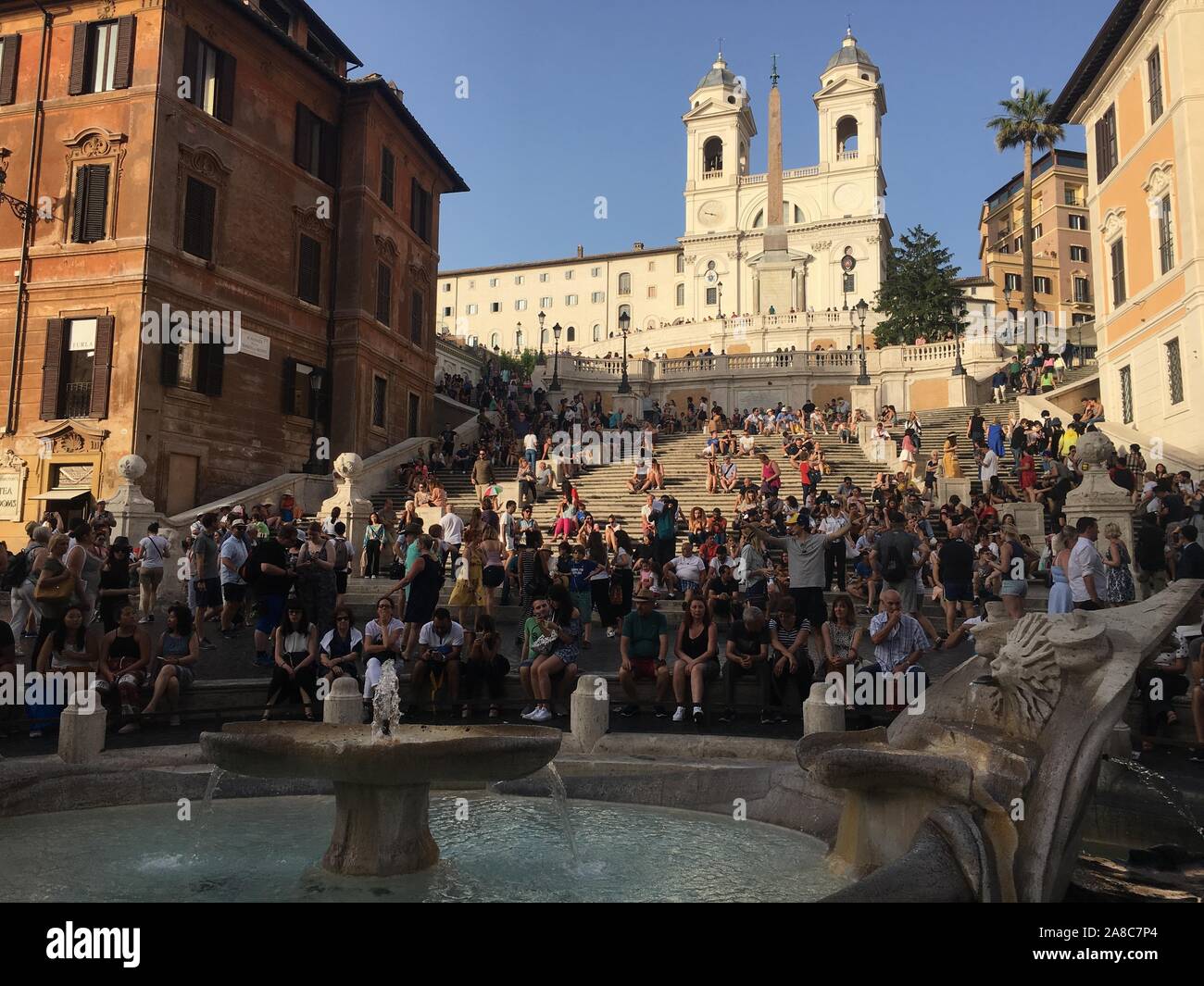 L'Italie, l'Italie, la Chine. Nov 8, 2019. ¯Italyà ¼ūLa Plaza de España en Italie a été le cadre de la Film Roman Holiday.Il est situé dans la région de Trinity Church, Italie.Plaza y compris le Governor's Mansion, jardins, chocolat maison, Spanish Arch et d'autres bâtiments. Crédit : SIPA Asie/ZUMA/Alamy Fil Live News Banque D'Images