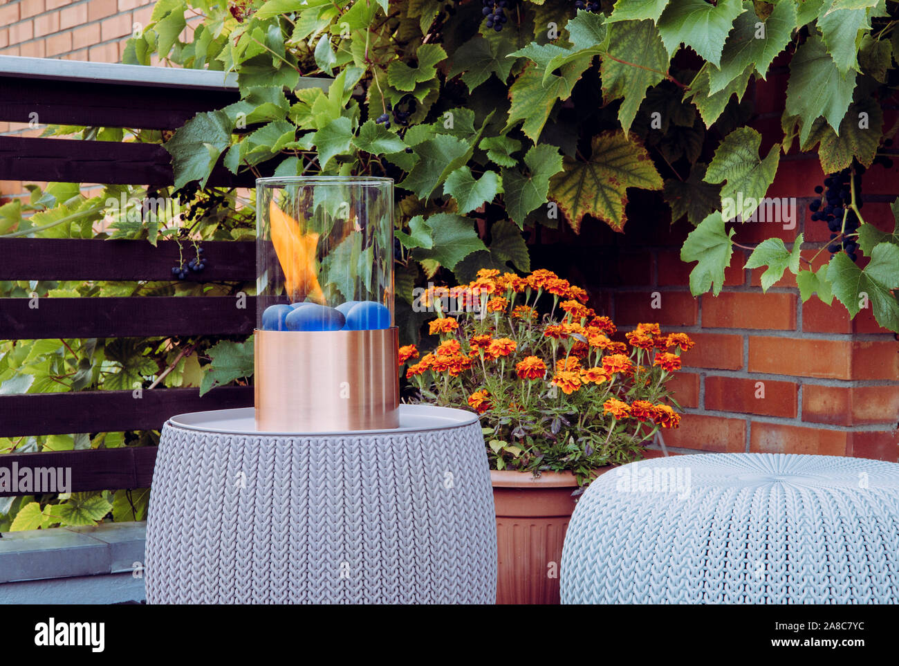 Petite table bio éthanol cheminée verre portable donnant de gravure et de l'atmosphère la chaleur se sentent à l'accueil balcon sur soirée d'automne. Grap décoratif Banque D'Images