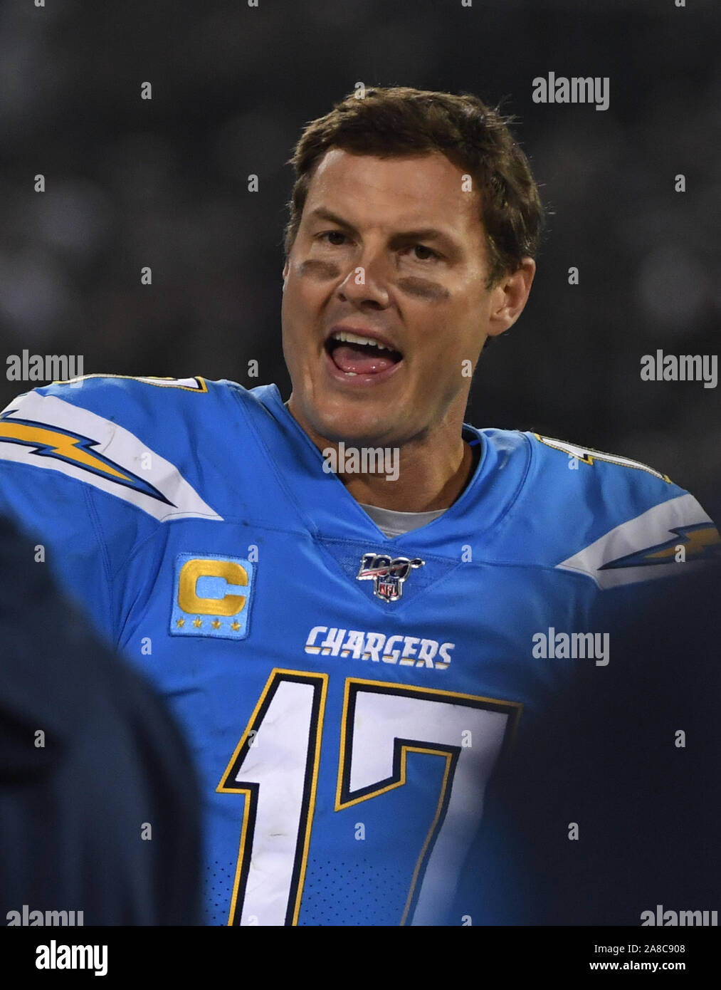 Oakland, États-Unis. 07Th Nov, 2019. Los Angeles Chargers quart-arrière Philip Rivers hurle aux joueurs à l'écart au quatrième trimestre par rapport à l'Oakland Raiders à l'Alameda County Coliseum à Oakland, Californie le Jeudi, Novembre 7, 2019. Les raiders défait les Chargers 26-24. Photo par Terry Schmitt/UPI UPI : Crédit/Alamy Live News Banque D'Images