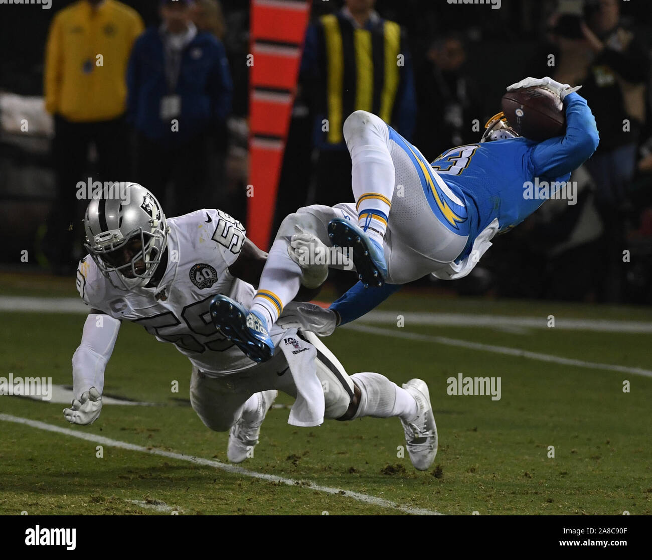 Oakland, États-Unis. 07Th Nov, 2019. Los Angeles Chargers Allen Keenan est suspendu par Oakland Raiders Tahir Whitehead (59) après un chantier de huit passer de QB Philip Rivers dans le troisième trimestre à l'Alameda County Coliseum à Oakland, Californie le Jeudi, Novembre 7, 2019. Les raiders défait les Chargers 26-24. Photo par Terry Schmitt/UPI UPI : Crédit/Alamy Live News Banque D'Images