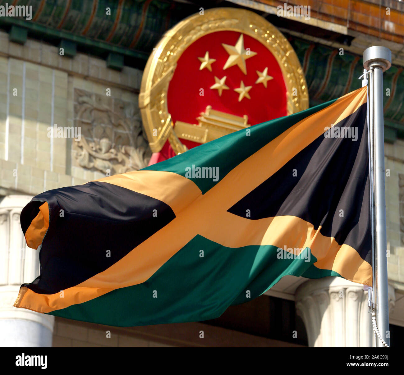 Beijing, Chine. 05Th Nov, 2019. Le drapeau national de la Jamaïque survole le Grand Hall du Peuple au cours de premier ministre de la Jamaïque Andrew Holness de sa visite officielle à Pékin le vendredi, Novembre 68, 2019. Holness se félicite de l'occasion de travailler avec la Chine dans des domaines tels que les énergies renouvelables, la sécurité des frontières, l'agriculture, les soins de santé et l'éducation de la tige pour renforcer l'économie jamaïcaine. Photo par Stephen Shaver/UPI UPI : Crédit/Alamy Live News Banque D'Images