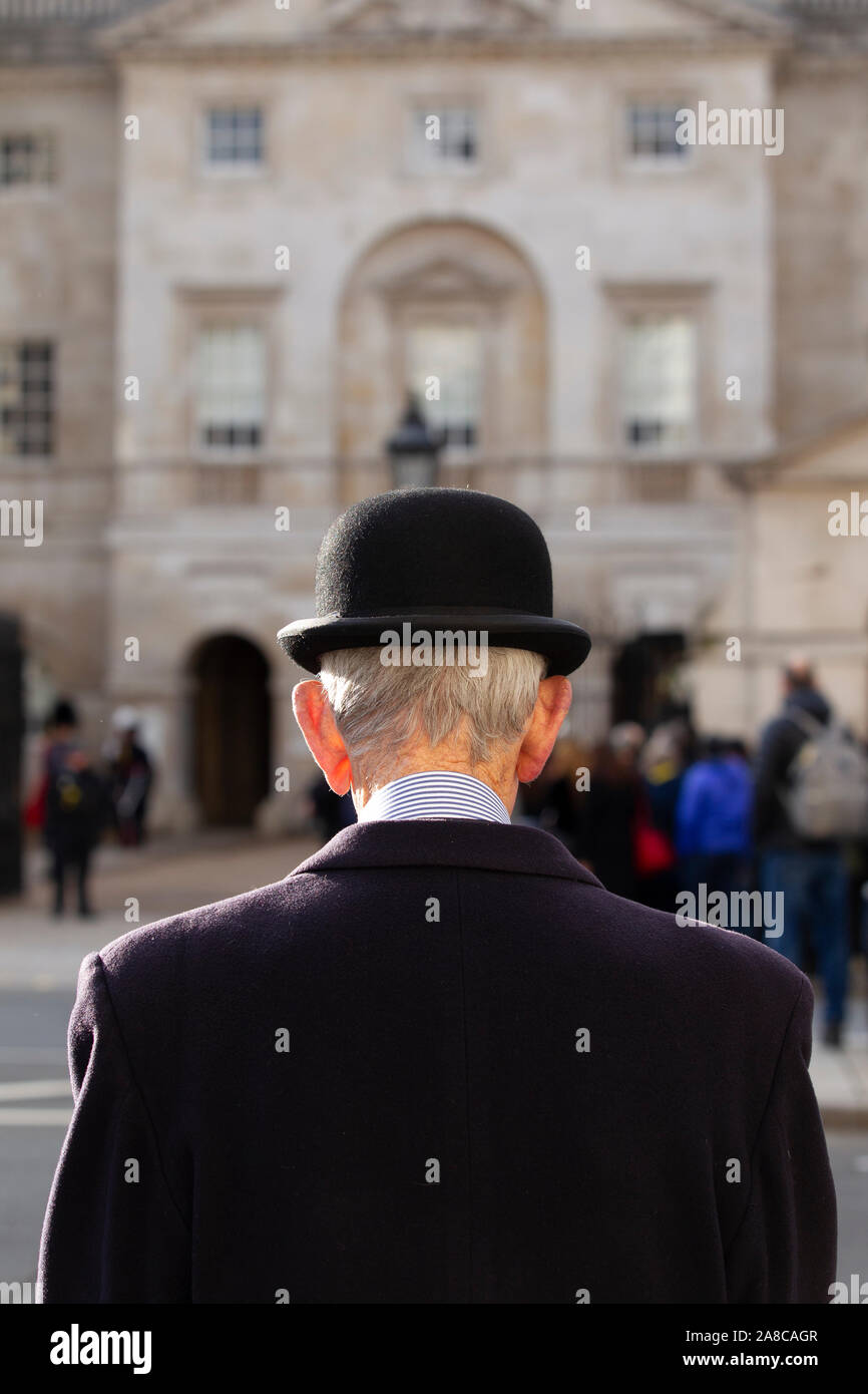 Ancien vétéran de l'armée, fonctionnaire, homme portant un chapeau melon,  en prenant une promenade Whitehall, Londres, Angleterre, Royaume-Uni Photo  Stock - Alamy