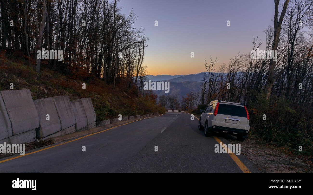 L'Azerbaïdjan, Xizi - 8 novembre, 2019:SUV Japonais sous un ciel étoilé Banque D'Images