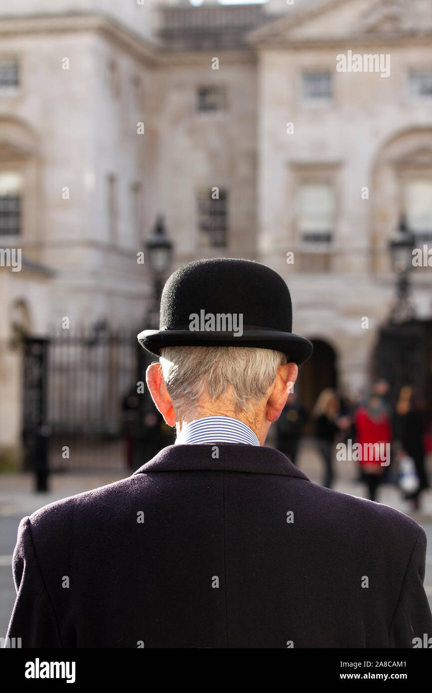 Ancien vétéran de l'armée, fonctionnaire, homme portant un chapeau melon,  en prenant une promenade Whitehall, Londres, Angleterre, Royaume-Uni Photo  Stock - Alamy