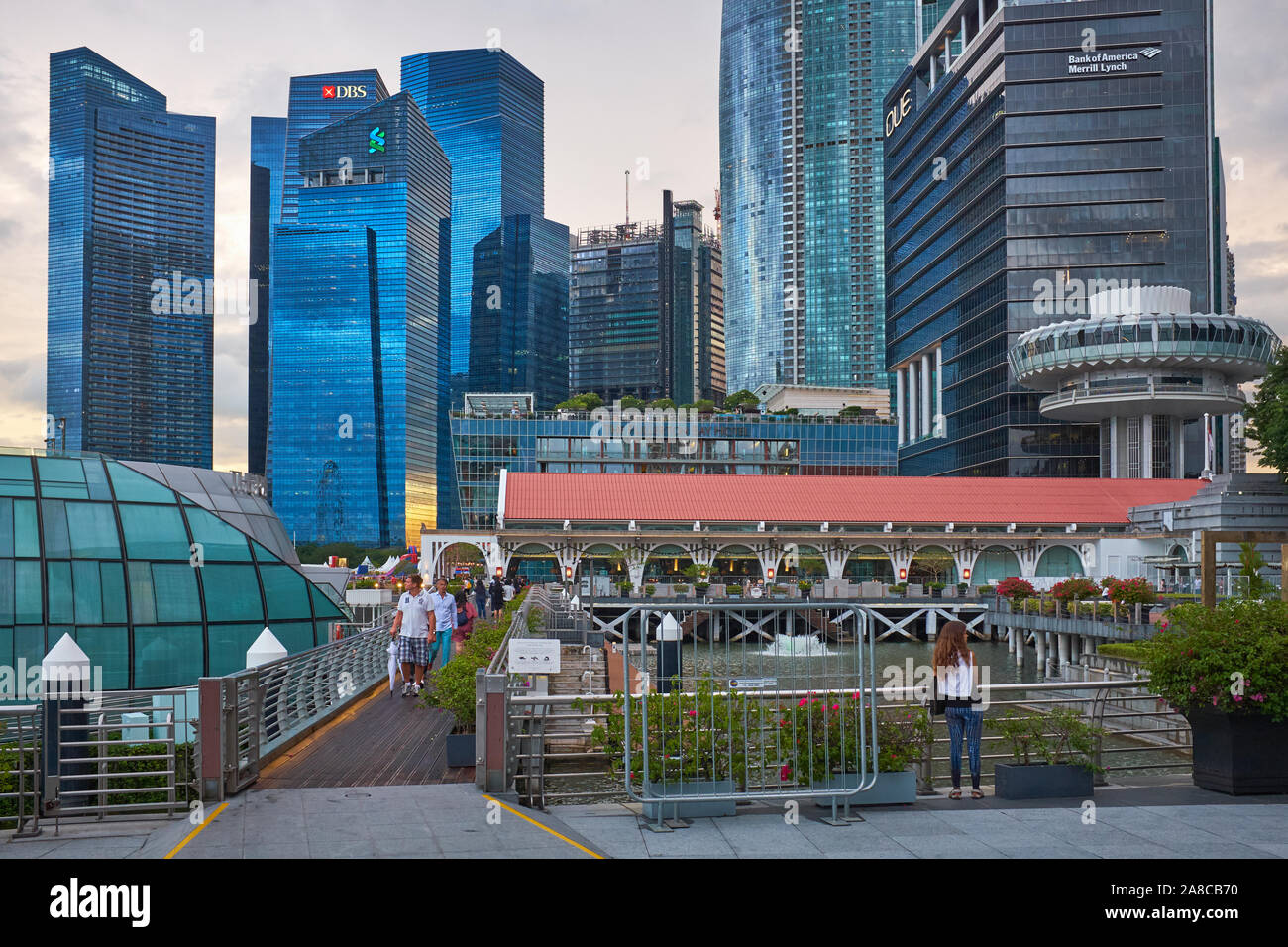 Voir à la tombée de Clifford Pier, Marina Bay, Singapour, vers les hautes tours du quartier des affaires de la ville centrale Banque D'Images