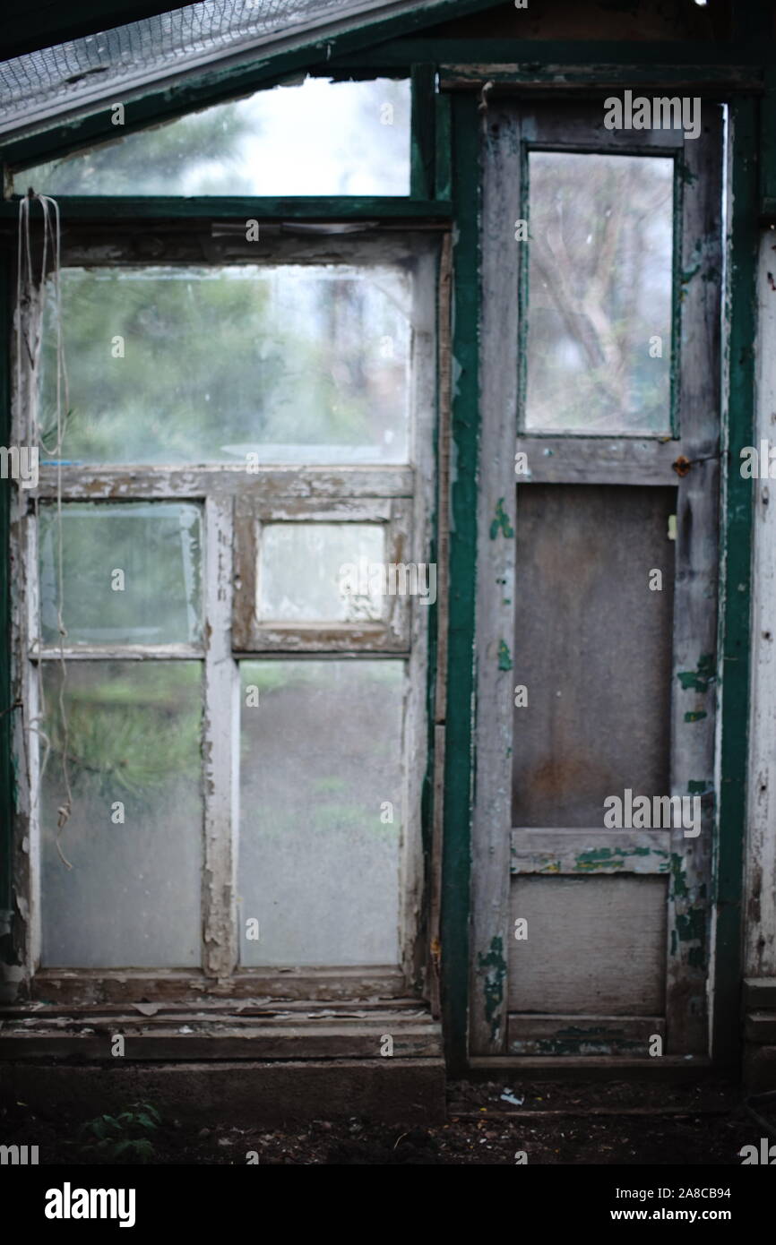 Vieux châssis de fenêtre avec l'écaillage de la peinture et une vitre sale. B abandonnés Banque D'Images