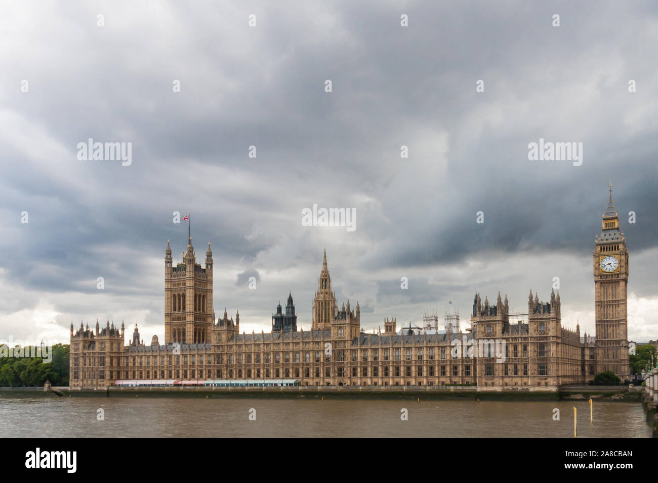 Londres, Angleterre - 27 août 2011 : storm clouds gathering sur le Palais de Westminster. Il est également connu sous le nom de Chambres du Parlement. Banque D'Images