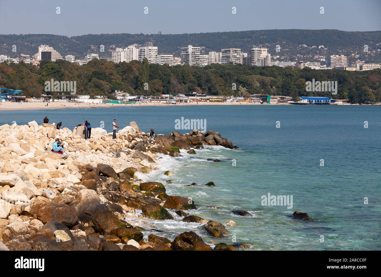 Varna, Bulgarie - 30 septembre 2014 : les pêcheurs sont sur le brise-lames en pierres de port de Varna Banque D'Images