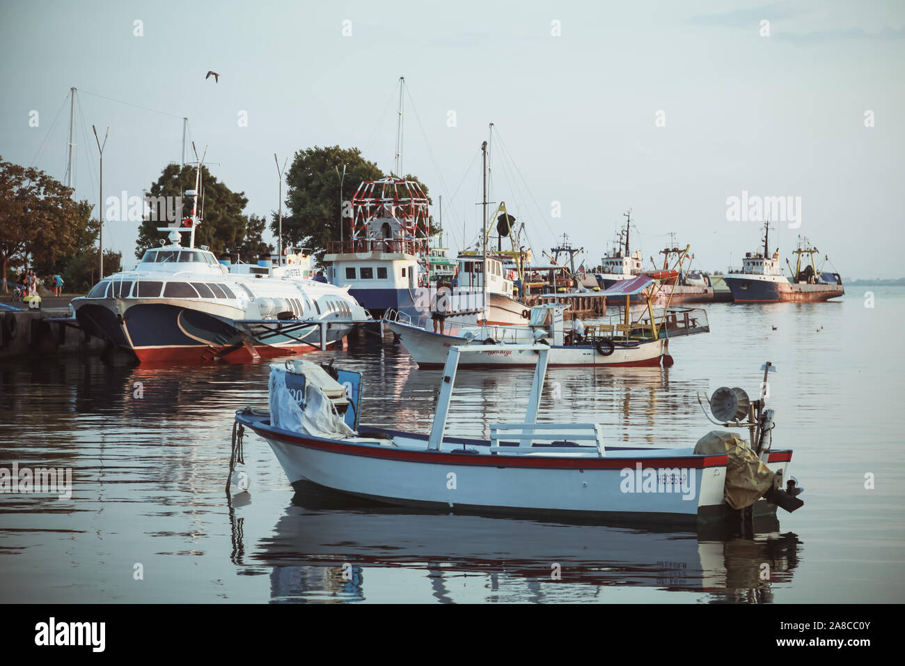 Nessebar, Bulgarie - 20 juillet 2014 : Nessebar vue du port avec bateaux et navires amarrés. Les gens ordinaires à pied du talus Banque D'Images