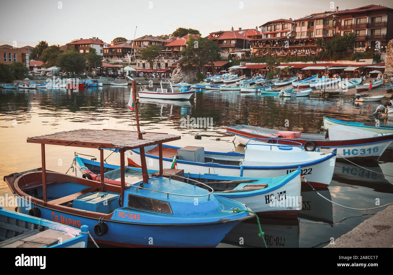 Nessebar, Bulgarie - 20 juillet 2014 : Nessebar vue du port avec bateaux de pêche amarrés Banque D'Images