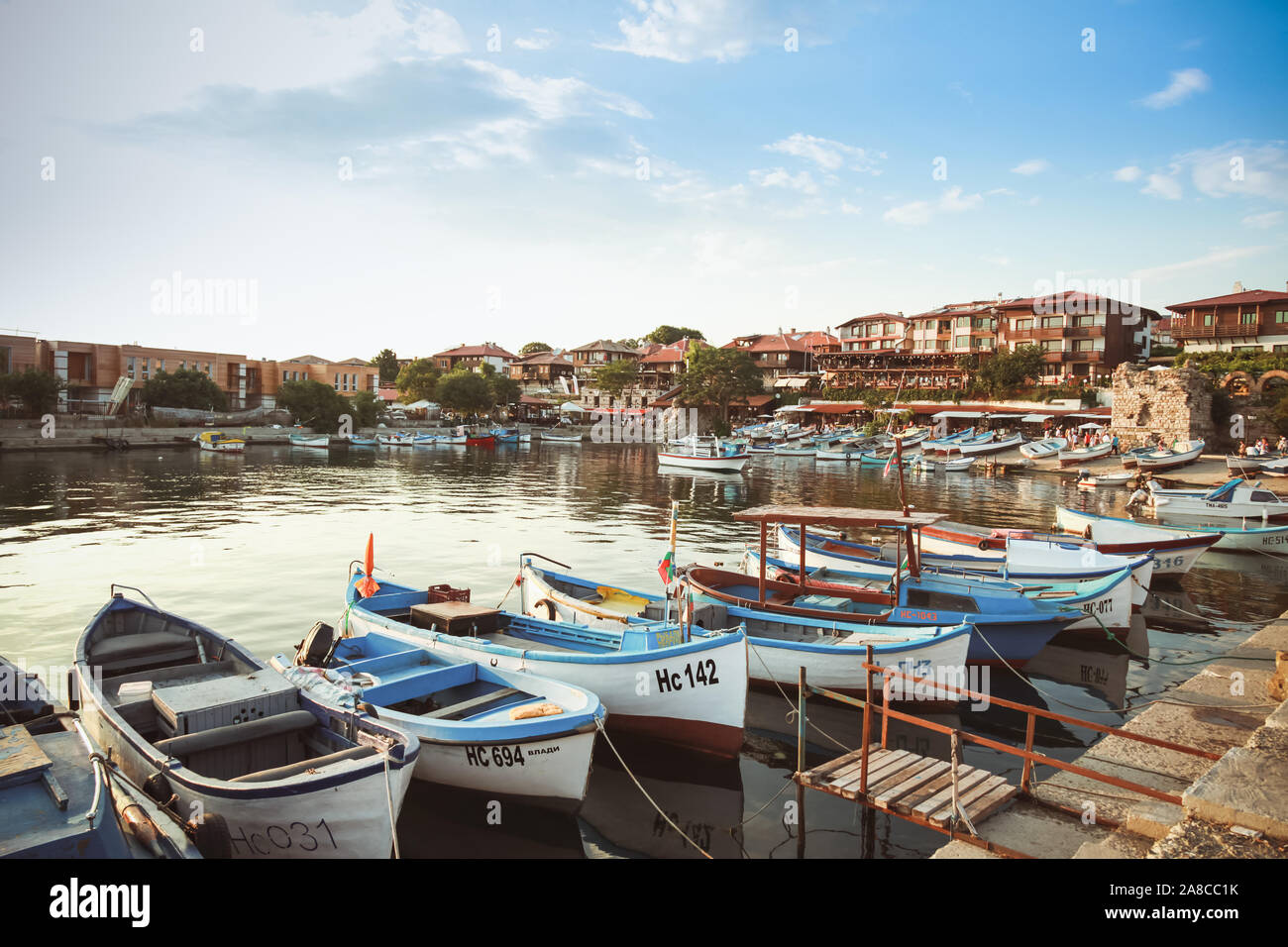 Nessebar, Bulgarie - 20 juillet 2014 : Nessebar paysage avec de petits bateaux de pêche amarrés dans le vieux port Banque D'Images
