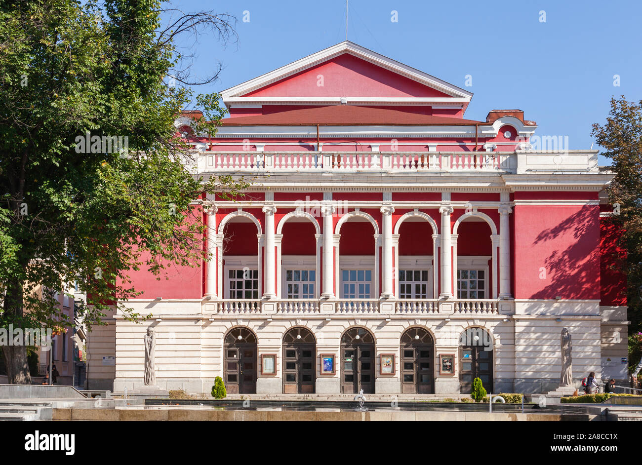 Ruse, Bulgarie - 29 septembre 2014 : Bulgarian National Opera House de Ruse à jour d'été, les gens ordinaires à pied la rue Banque D'Images