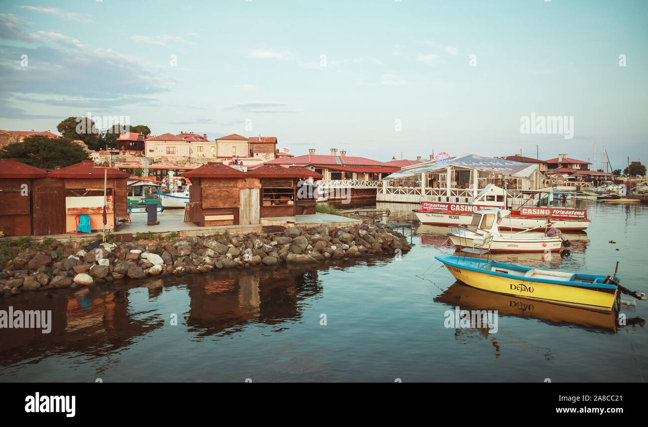 Nessebar, Bulgarie - 20 juillet 2014 : Nessebar vieille ville paysage avec des bateaux de pêche colorés amarrés à port Banque D'Images