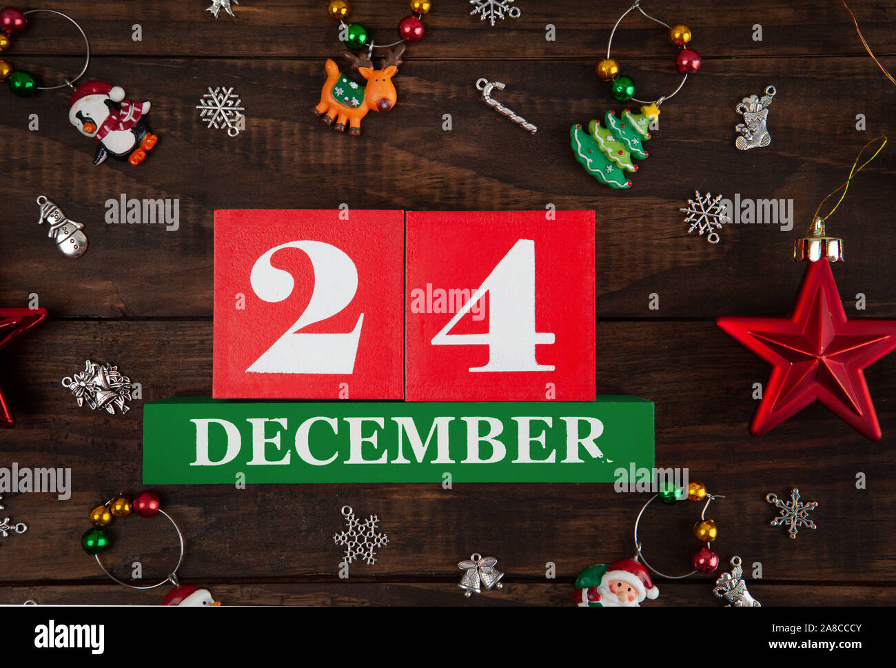 24 décembre - veille de Noël concept représenté avec la date et les décorations - gros plan Vue de dessus Photo Stock - Alamy