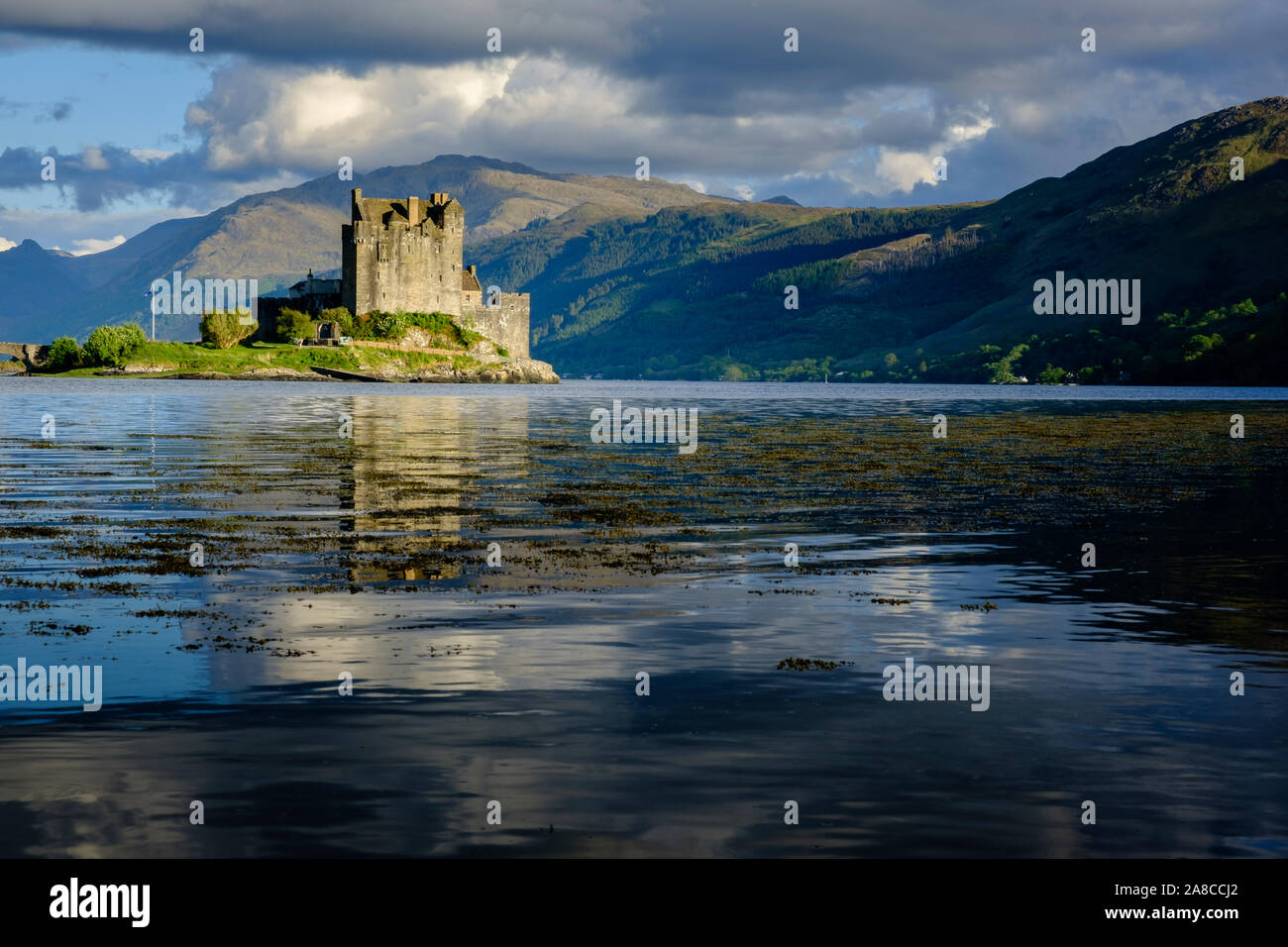 Eileen Donan Castle Loch Duich Highland Ecosse au coucher du soleil Banque D'Images