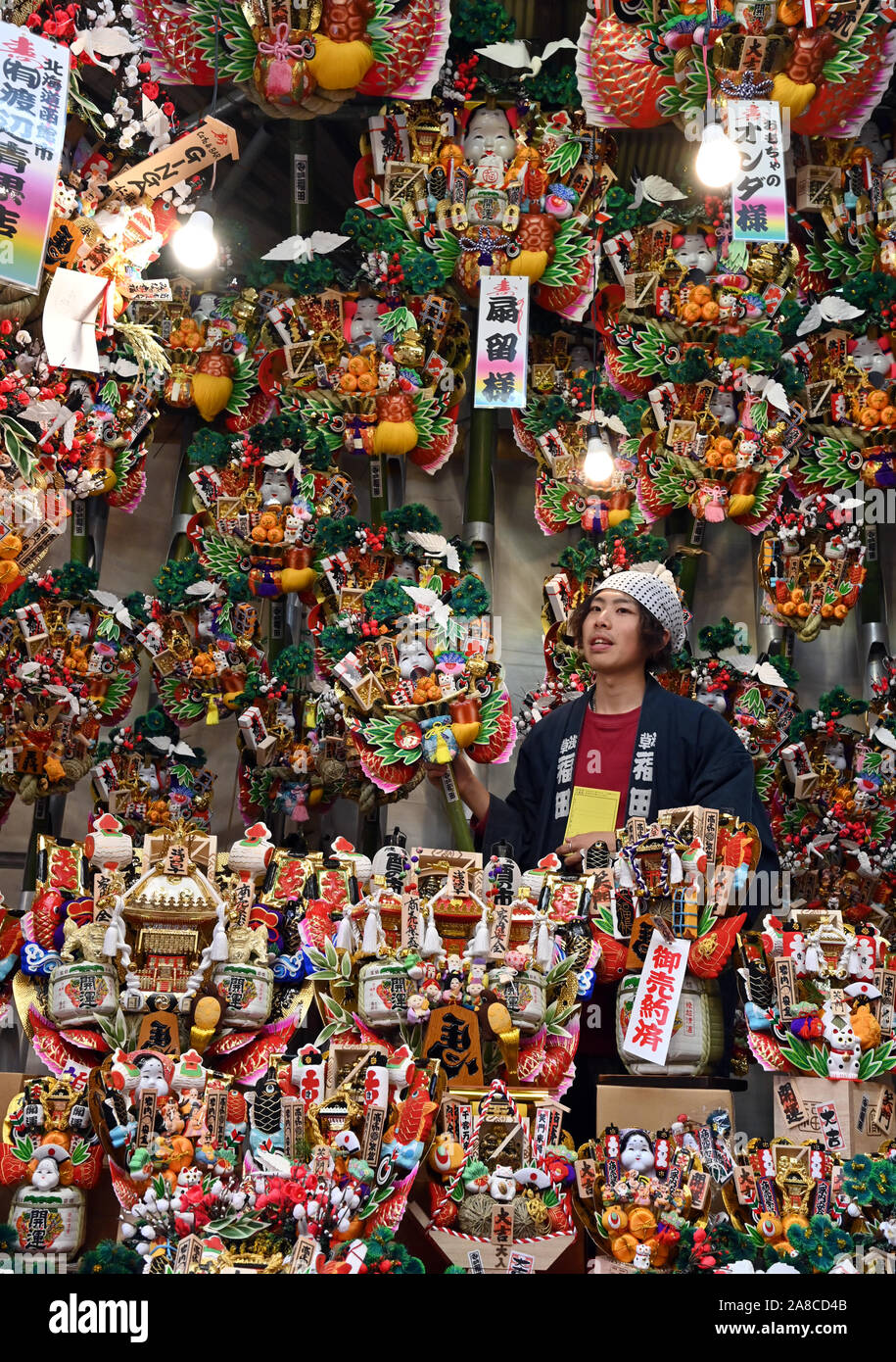 Tokyo, Japon. Nov 8, 2019. Décorées de façon éclatante les râteaux de bambou pour la bonne chance sont vendus à cale bordée sur l'approche à un temple Shinto lors d'une foire à Tokyos vibrant quartier Asakusa le vendredi, Novembre 8, 2019. Tous les mois de novembre, des milliers de Japonais visiter le sanctuaire de prier pour de bonnes affaires dans l'année à venir et acheter bonne chance à râteaux faire le bonheur de familles. Credit : Natsuki Sakai/AFLO/Alamy Live News Banque D'Images