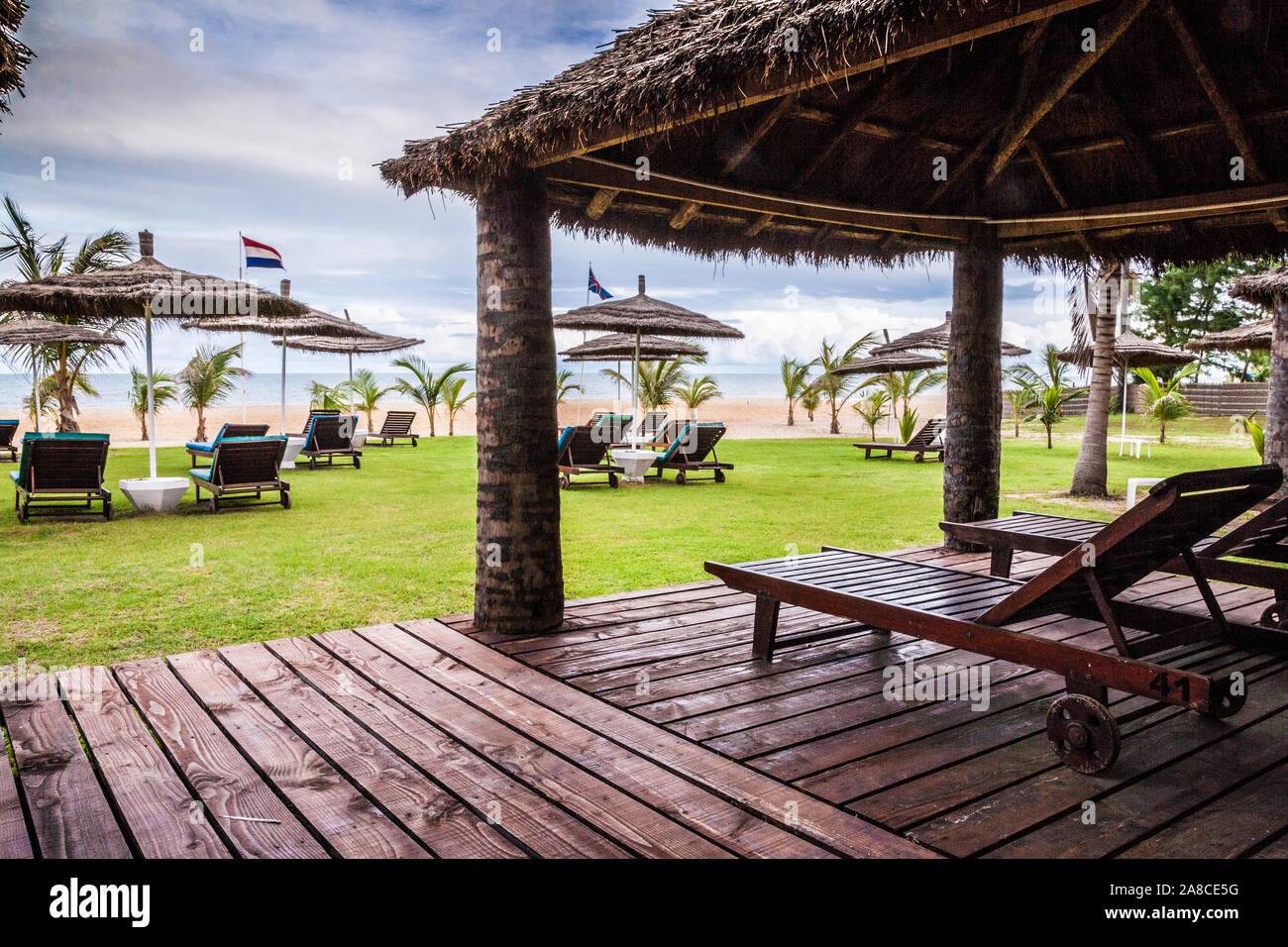 La plage privée d'un complexe de vacances de luxe en Gambie, Afrique de l'Ouest. Banque D'Images