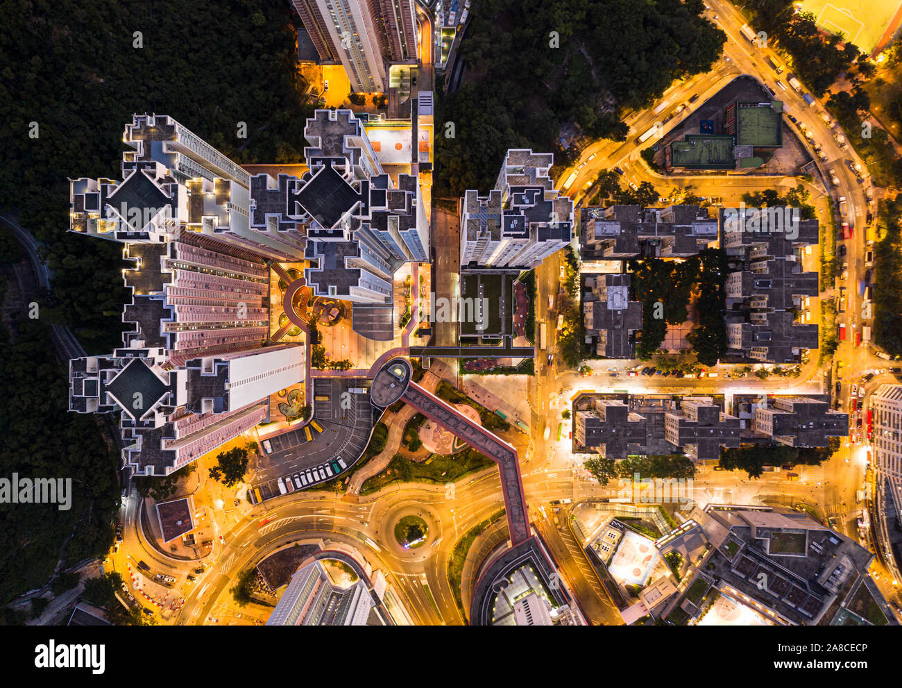 Vue du haut vers le bas la nuit du quartier résidentiel de Yau Tong à Kowloon, Hong Kong Banque D'Images
