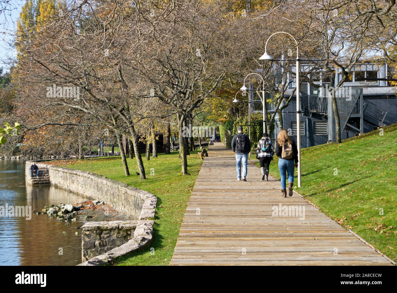 Les gens qui marchent sur la promenade / sentier de marche sur Granville Island, Vancouver, BC, Canada, à l'automne. Banque D'Images
