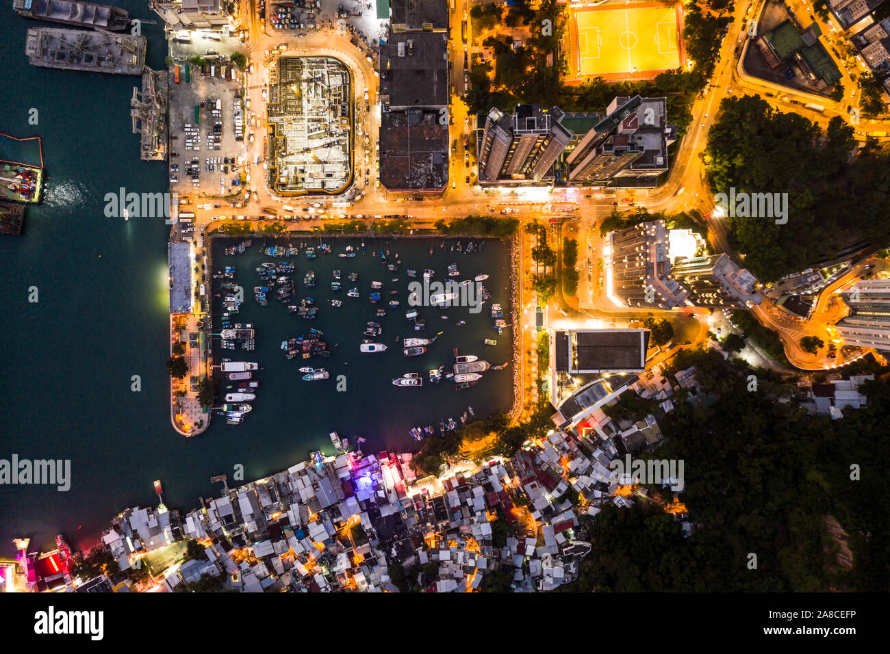 Vue du haut vers le bas de la Yau Tong marina et le quartier résidentiel de nuit à Kowloon, Hong Kong Banque D'Images