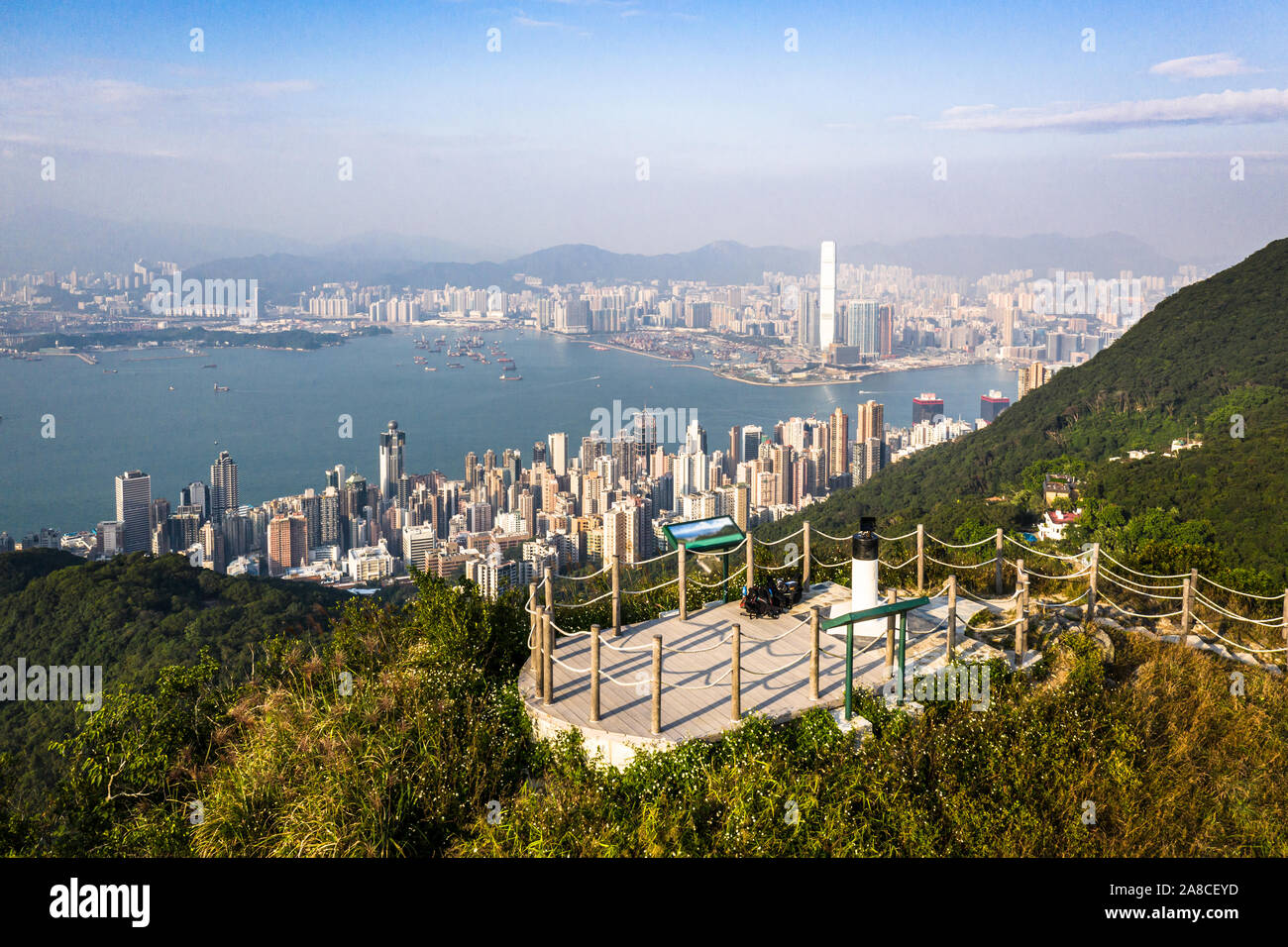 Plate-forme d'observation en haut de la crête ouest haute, à côté du Victoria Peak, avec la célèbre île de Hong Kong, Central district skyline et sur Kowloon Banque D'Images