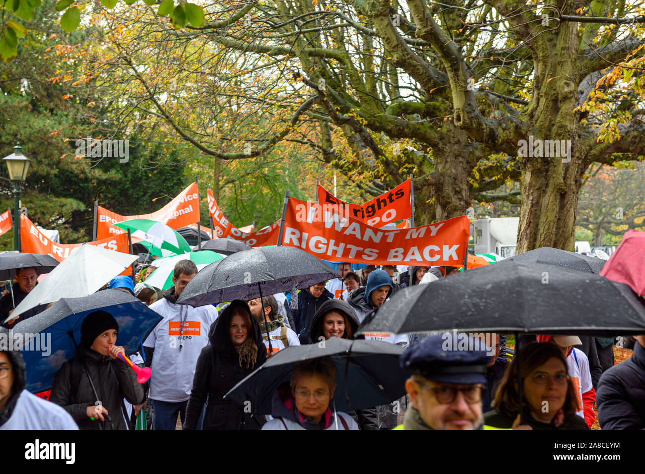 07 novembre 2019, La Haye, Pays-Bas : Les employés de l'OEB à mars l'ambassade du Portugal à La Haye à la livraison d'une lettre à l'dements. Les employés de l'OEB va démolir cette action à l'ambassade du Portugal à La Haye parce que le chef António Campino. isPortuguese(Par Gonçalo Silva) Banque D'Images