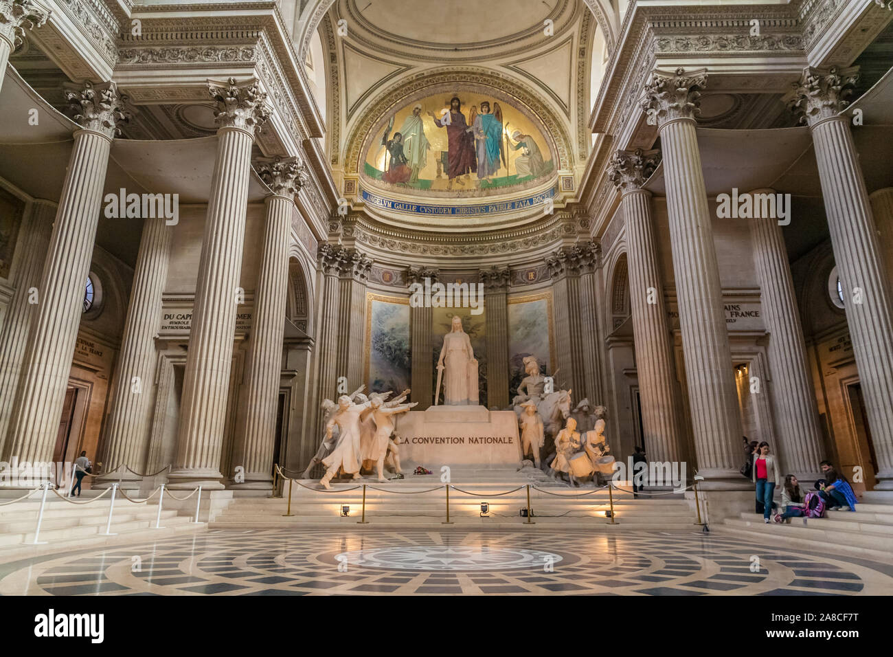 L'impressionnante sculpture 'La Convention nationale' par Sicard et dans l'abside la belle mosaïque "Christ montrant l'Ange de la France les destinées de... Banque D'Images
