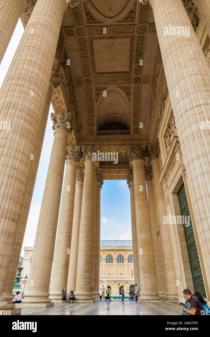 Grand low angle shot de l'impressionnant de colonnes corinthiennes et le plafond sculptural du péristyle à l'entrée du célèbre Panthéon mausoleum... Banque D'Images