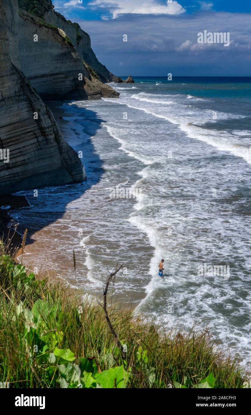 Donnant sur la mer avec de fortes vagues sur la côte de Corfou Banque D'Images