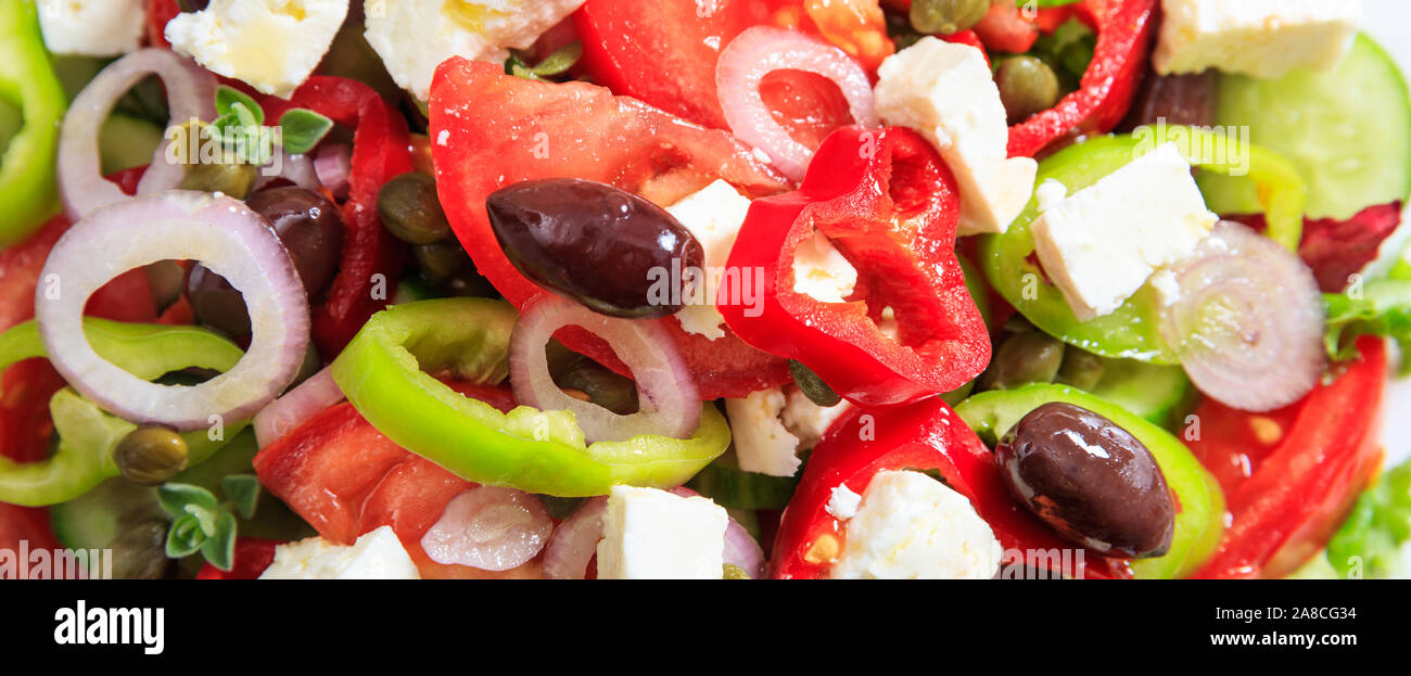 Salade grecque bannière, des légumes frais et du fromage feta, texture de fond pleine vue rapprochée Banque D'Images