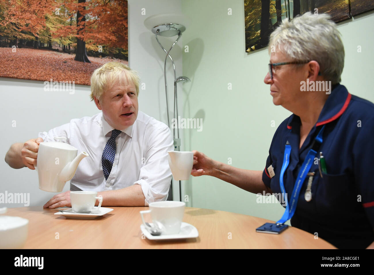 Premier ministre Boris Johnson rencontre le personnel et les infirmières lors d'une visite à l'hôpital King's Mill à Sutton-in-Ashfield, tandis que sur la campagne électorale générale trail autour du pays. Banque D'Images