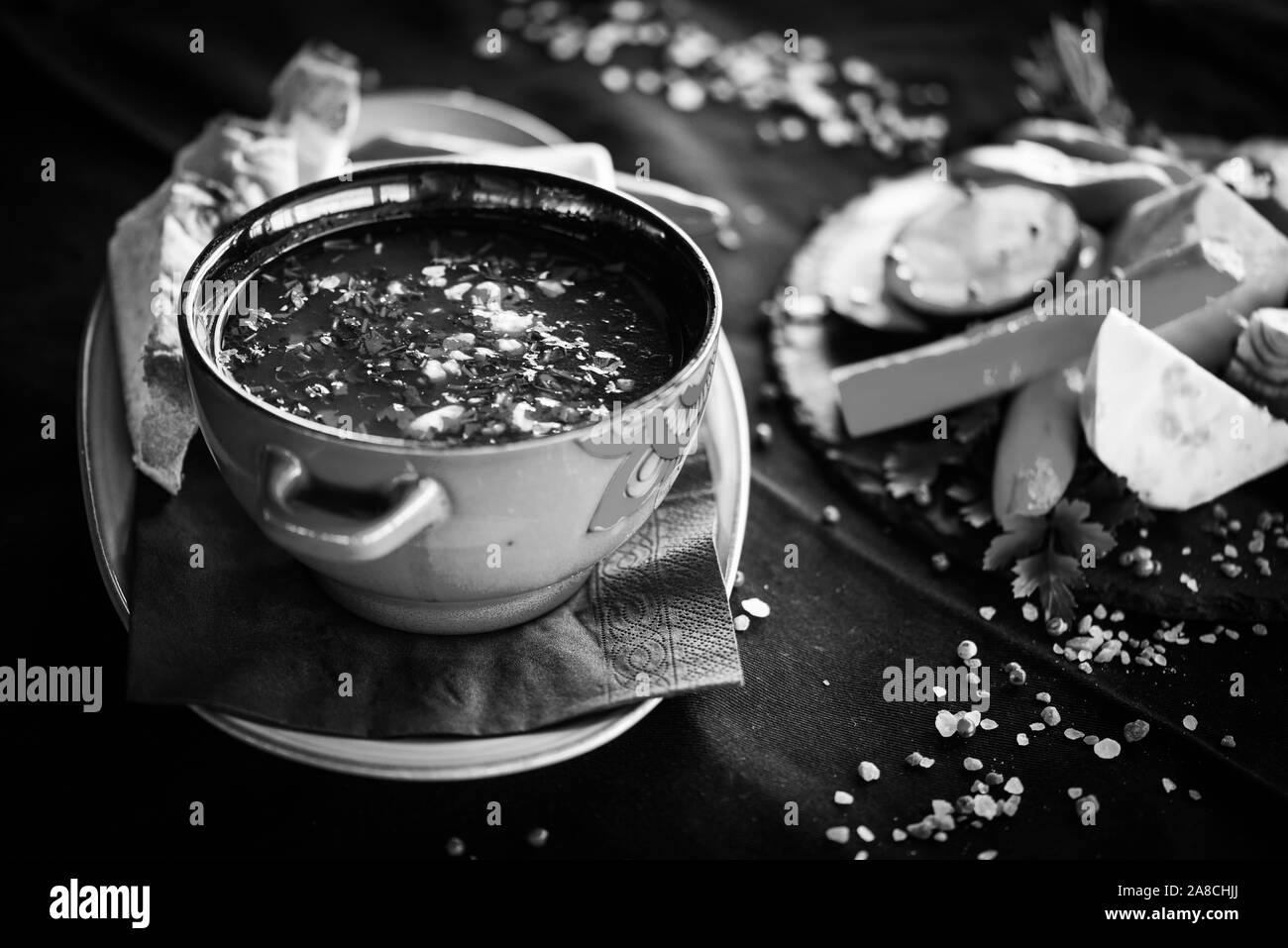 délicieuse soupe traditionnelle roumaine avec des légumes frais, du bœuf et du pain fait maison Banque D'Images