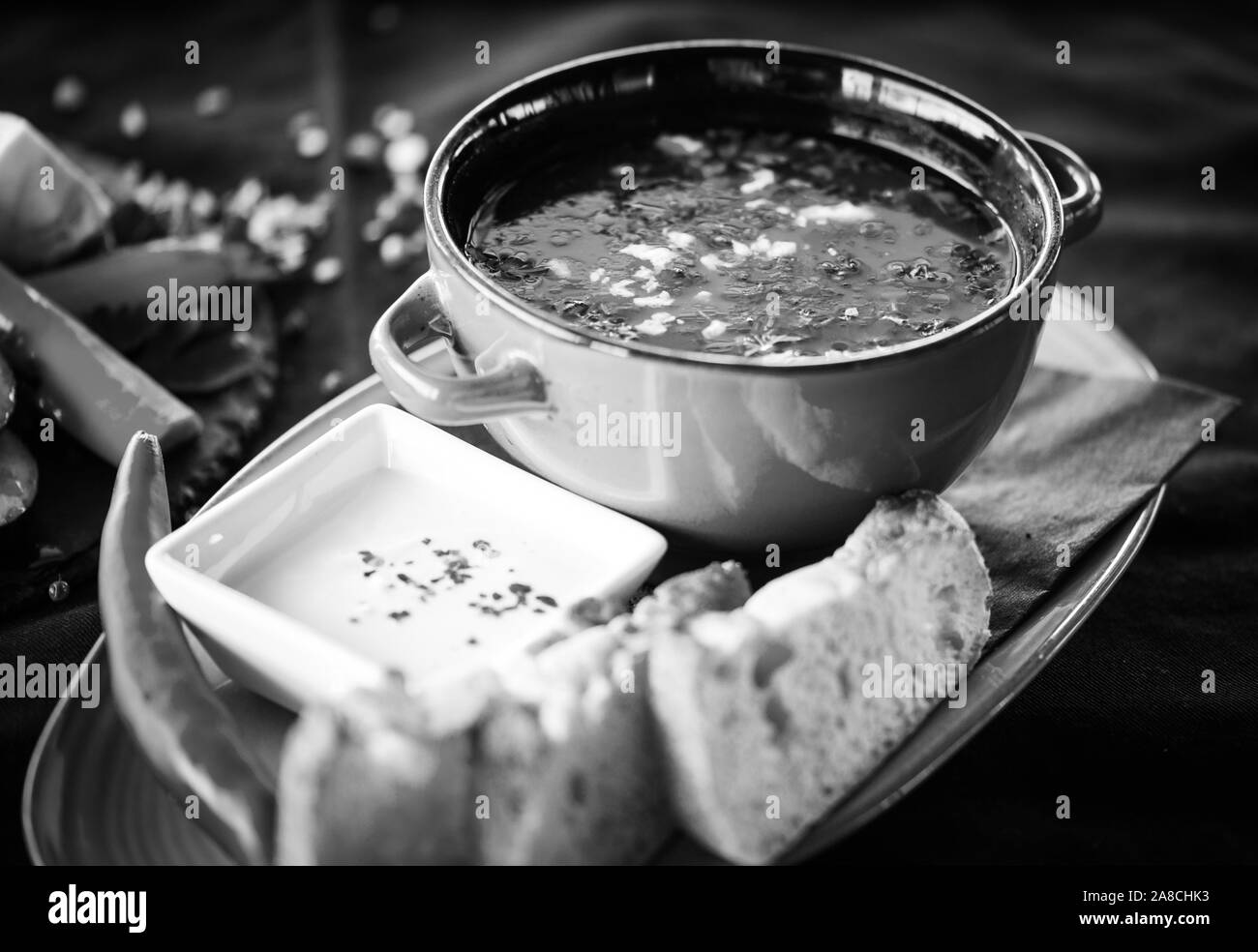 délicieuse soupe traditionnelle roumaine avec des légumes frais, du bœuf et du pain fait maison Banque D'Images