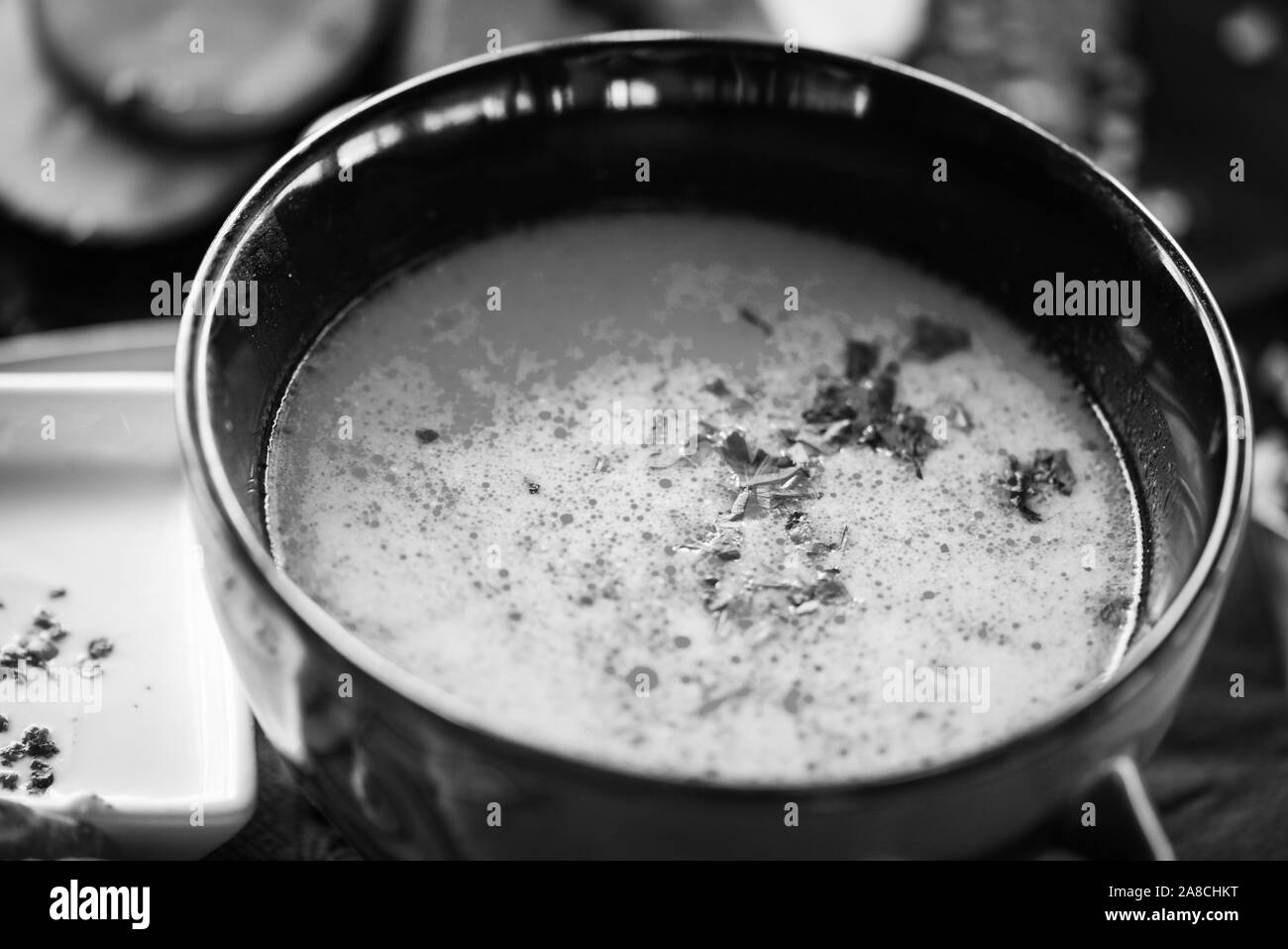 délicieuse soupe traditionnelle roumaine avec des légumes frais, du bœuf et du pain fait maison Banque D'Images