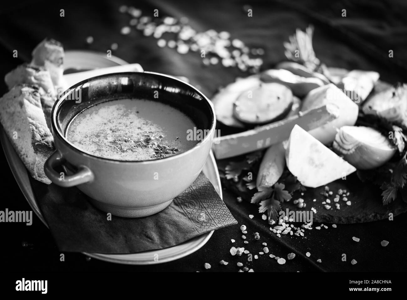 délicieuse soupe traditionnelle roumaine avec des légumes frais, du bœuf et du pain fait maison Banque D'Images