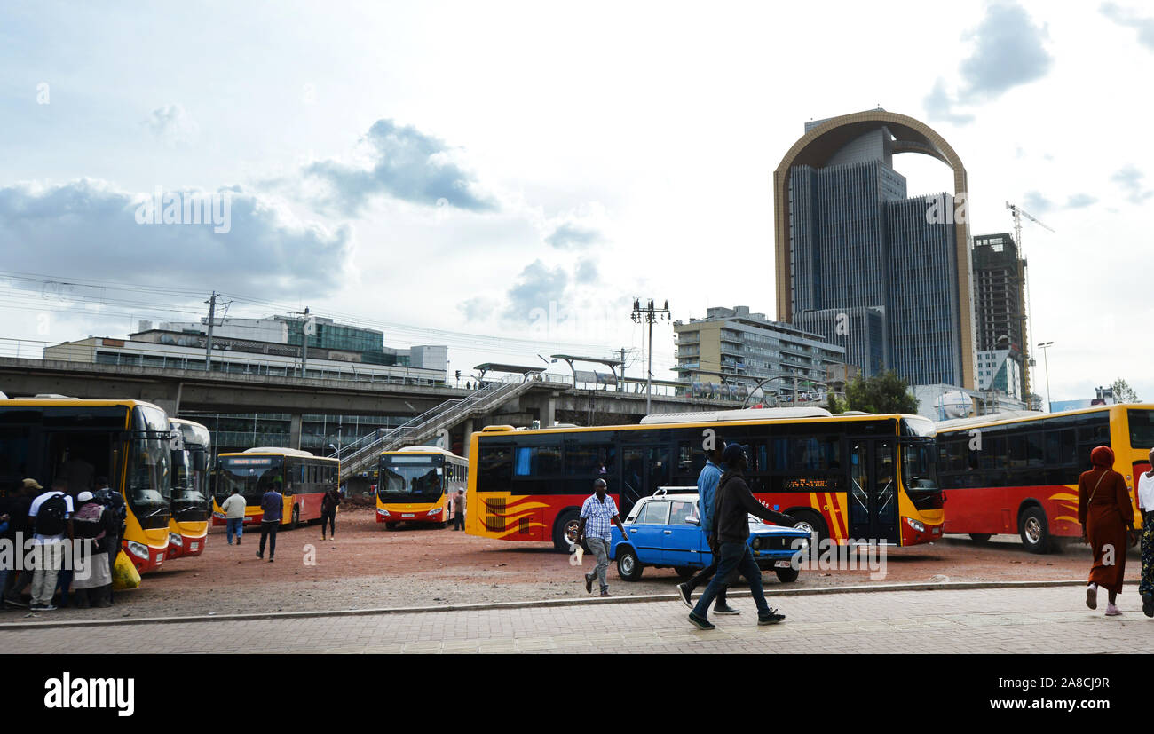 Gare routière de Meskel Square à Addis-Abeba. Banque D'Images