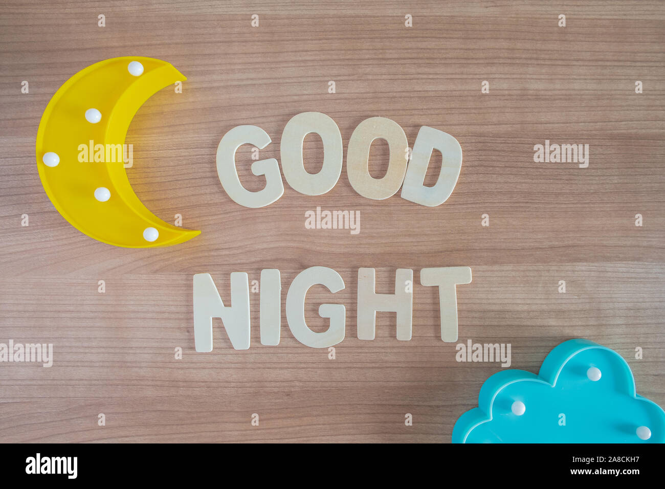Bonne nuit mots avec lettres en bois sur fond de bois close up Banque D'Images
