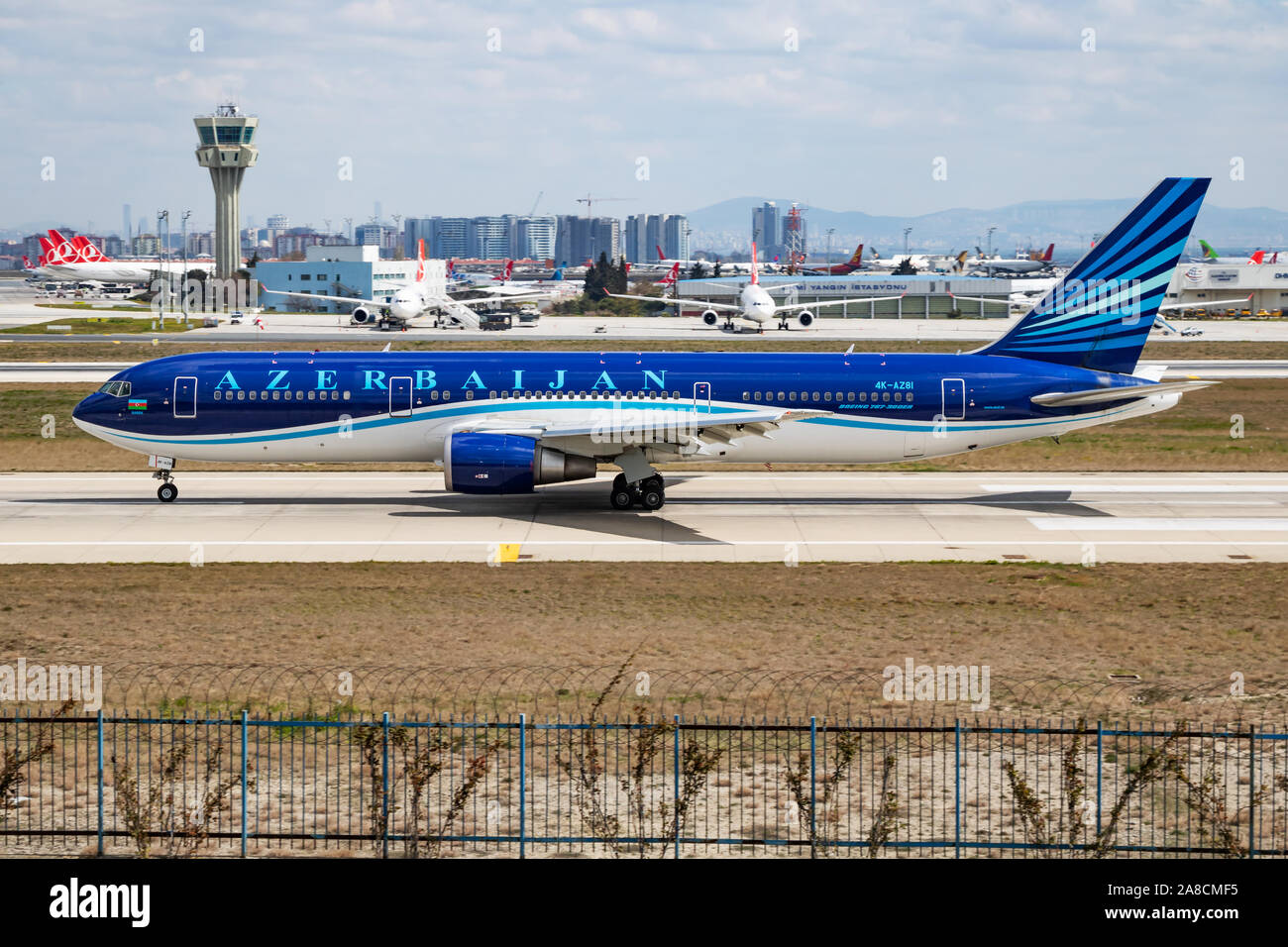 Istanbul / Turquie - 30 mars 2019 : AZAL Azerbaijan Airlines Boeing 767-300 4K-AZ81 avion du passager départ à l'aéroport Ataturk d'Istanbul Banque D'Images