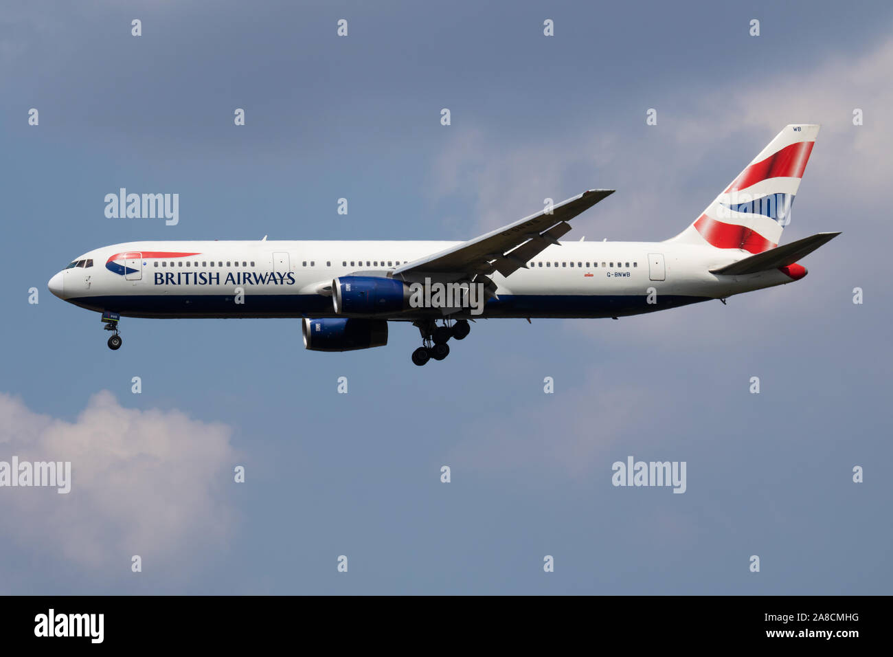 LONDON / UNITED KINGDOM - Juillet 14, 2018 : British Airways Boeing 767-300 G-BNWB avion du passager à l'atterrissage à l'aéroport London Heathrow Banque D'Images